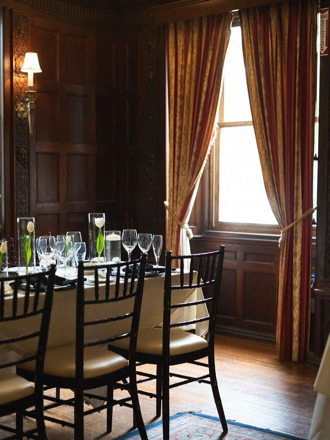 A simple + modern black and white tablescape 🖤🤍


Venue: @lanamclub 
Planner: @rosandco.weddings
Photographer: @silverandsaltphoto
Florist: @seabreezefloral
Baker: @loveand.flour