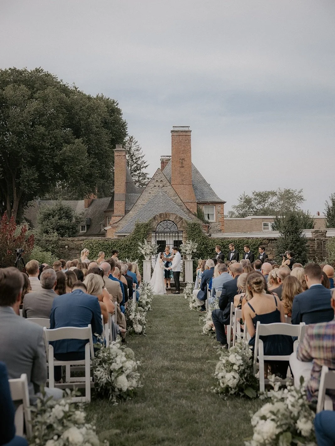 If there are infinite worlds, every version of me chooses you in every one of them ✨♾️

Venue: @shepherdsrun
Planner: @rosandco.weddings
Caterer: @blackstoneri
Rentals: @peakeventservices
Lighting: @eedecor
Photographer: @movemountainsco
Floris