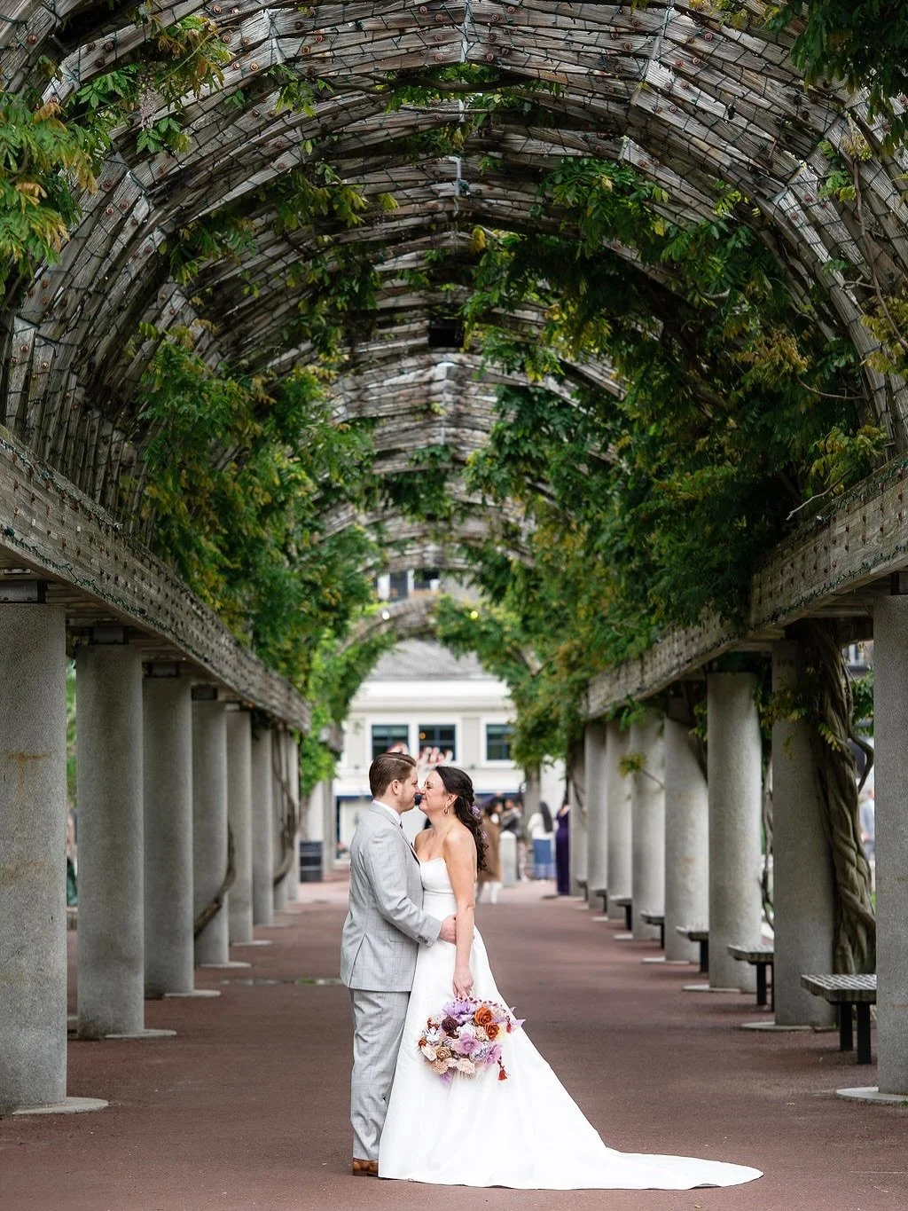 I&rsquo;ve never seen a public park clear out so fast for a bride and groom. No photo shopping here&hellip; people just *let them* have their moment 🍃 Love when the world follows the script. 
 


Coordinator: @rosandco.weddings
Photographer: @mcpa
