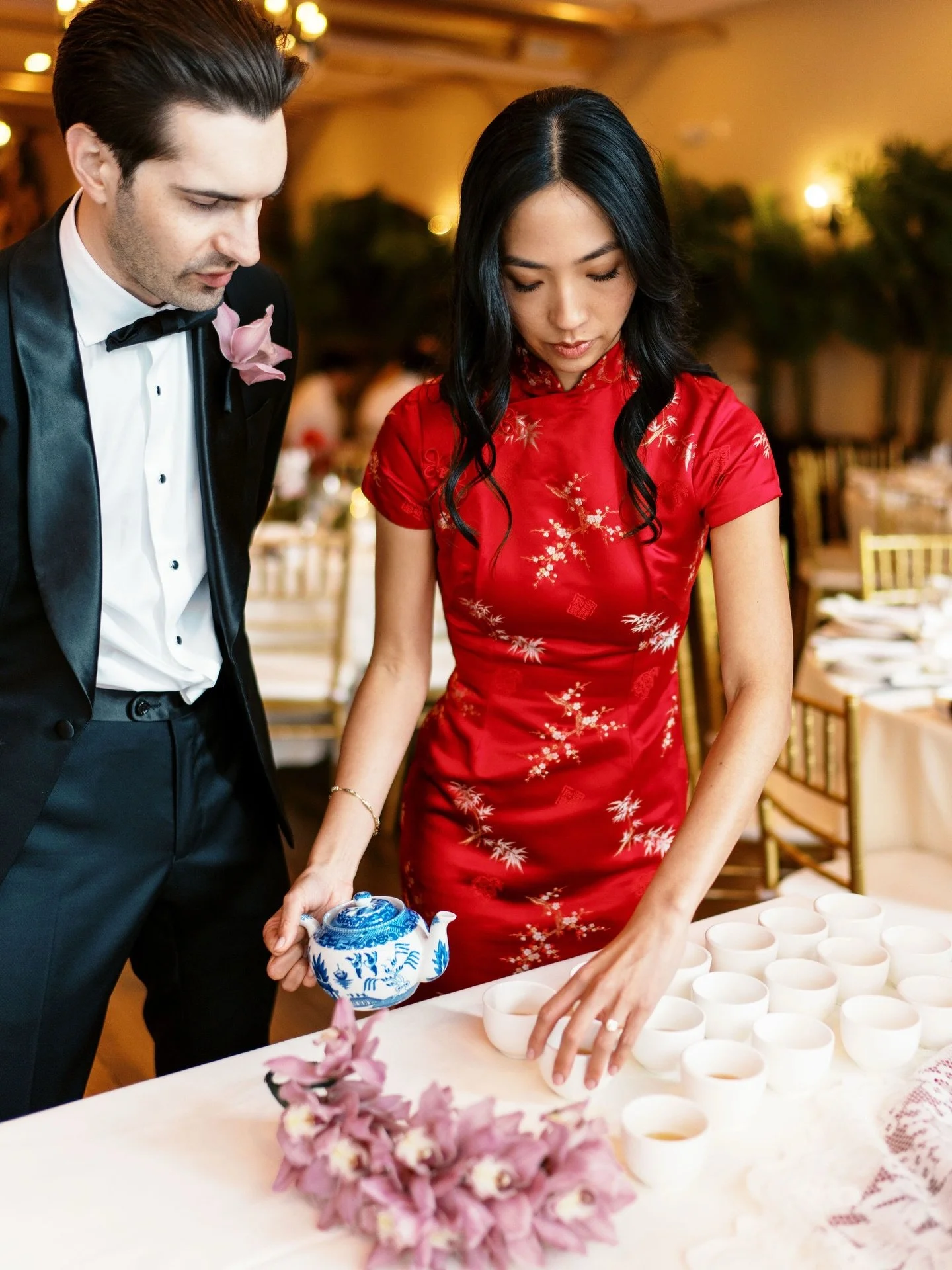 Details from a Chinese tea ceremony ~ 

Lan and John chose to structure their wedding in a way that felt deeply personal. The evening began with an intimate Chinese tea ceremony, where they honored their immediate families through the tradition of se