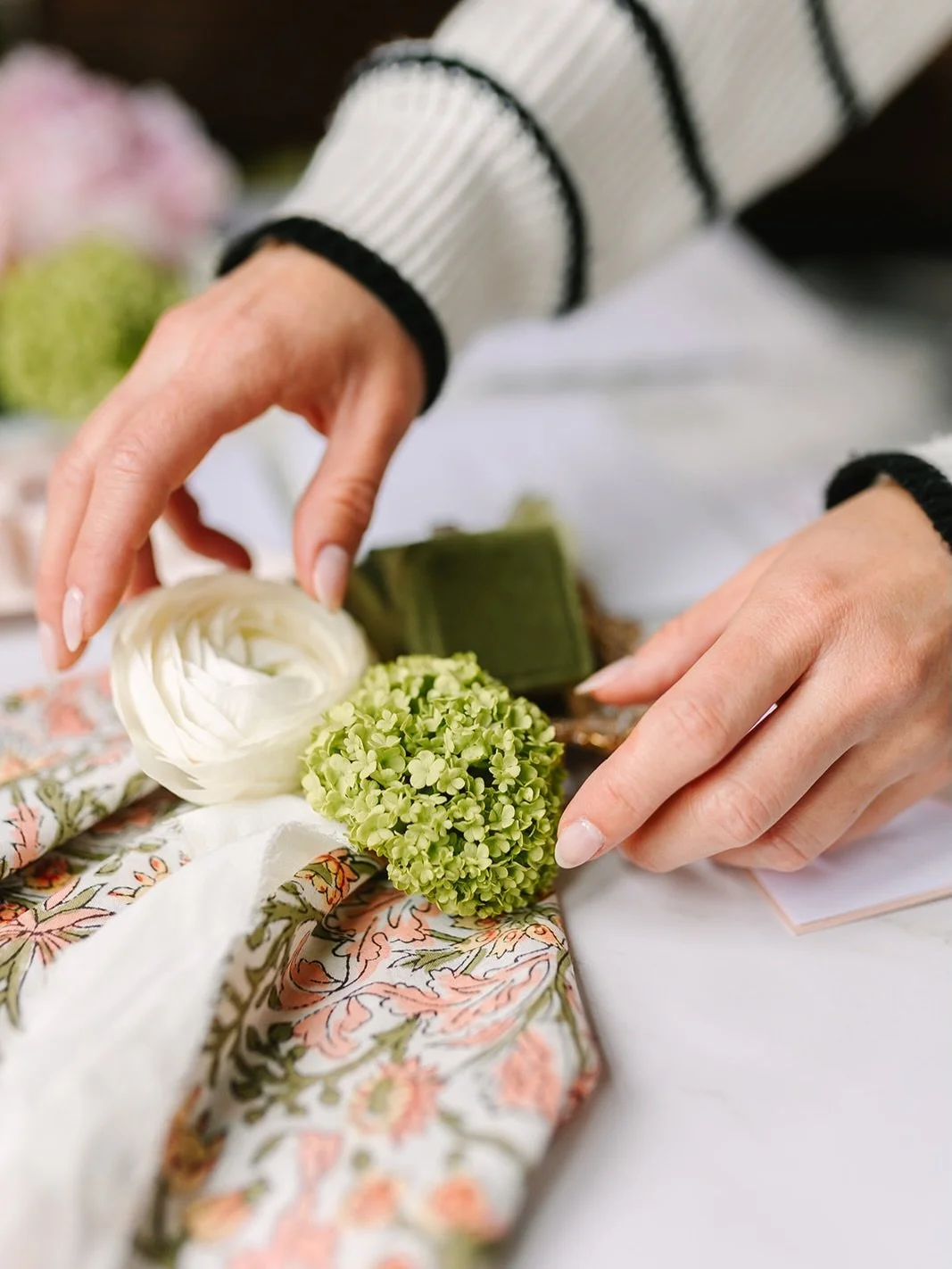 The details don&rsquo;t arrange themselves&hellip; your planner does 💅🏻

Even if you&rsquo;re the most Type A person in the room, your wedding day is not the day to be managing setup, directing vendors, straightening place settings, or answering qu