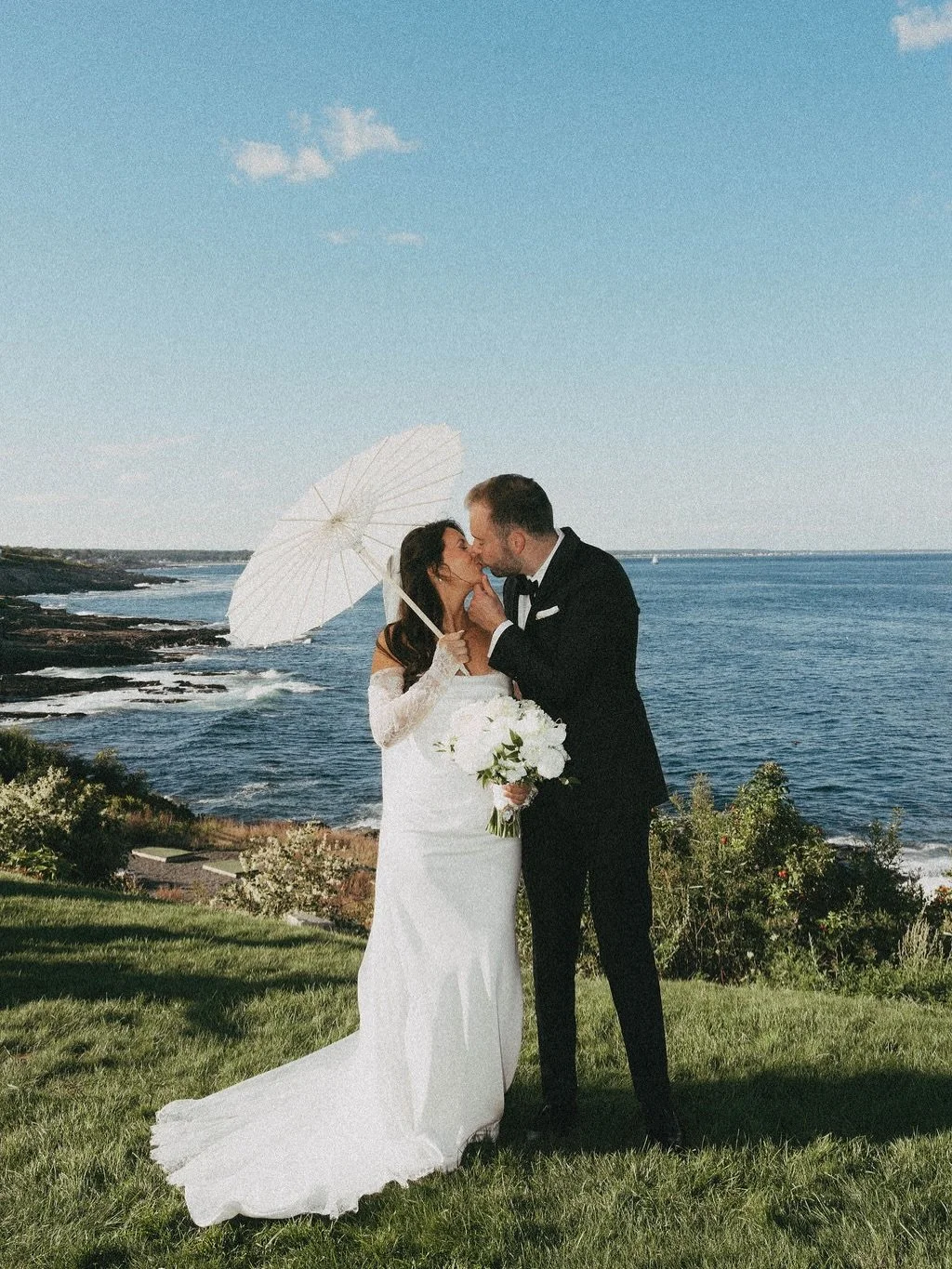 Can&rsquo;t explain how obsessed I am with these photos from M&amp;J&rsquo;s wedding last month. 😍

I&rsquo;ve been to @cliffhousemaine several times, and I swear this was the most perfect weather I&rsquo;ve ever experienced there. The views, the li