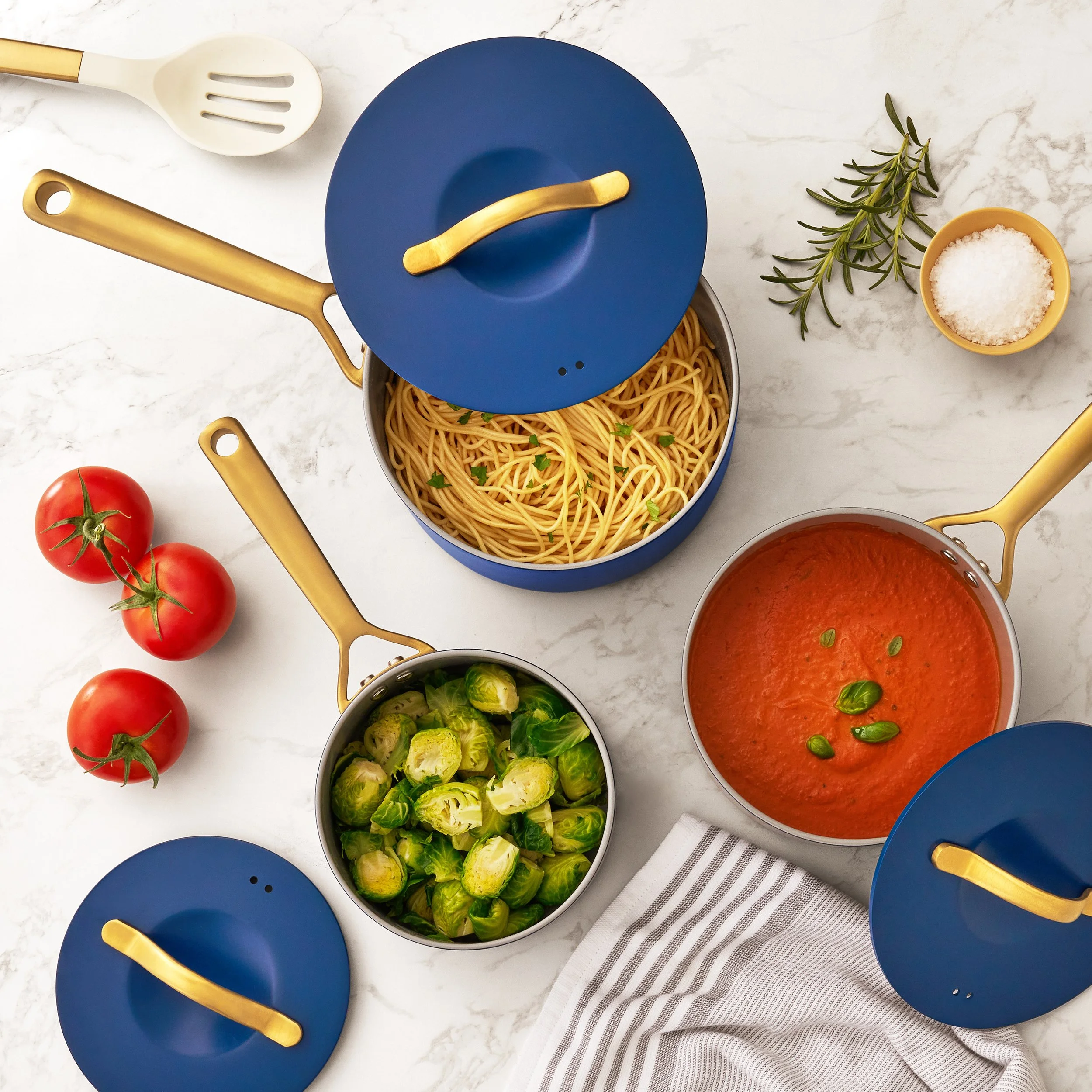 MasterGroup_ MM6PCModernCeramicSaucePanSet_Navy_food_lifestyle_dc.jpg