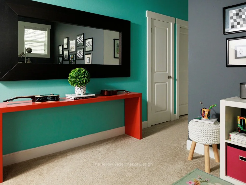 How COOL is that turquoise wall?! It is inspired by their love of the beautiful lakes of the Canadian Rockies, the orange table is a nod to the orange-red canoes floating along those lakes.🧡🩵

As the name suggests, project 'The Lost Hour' is intend