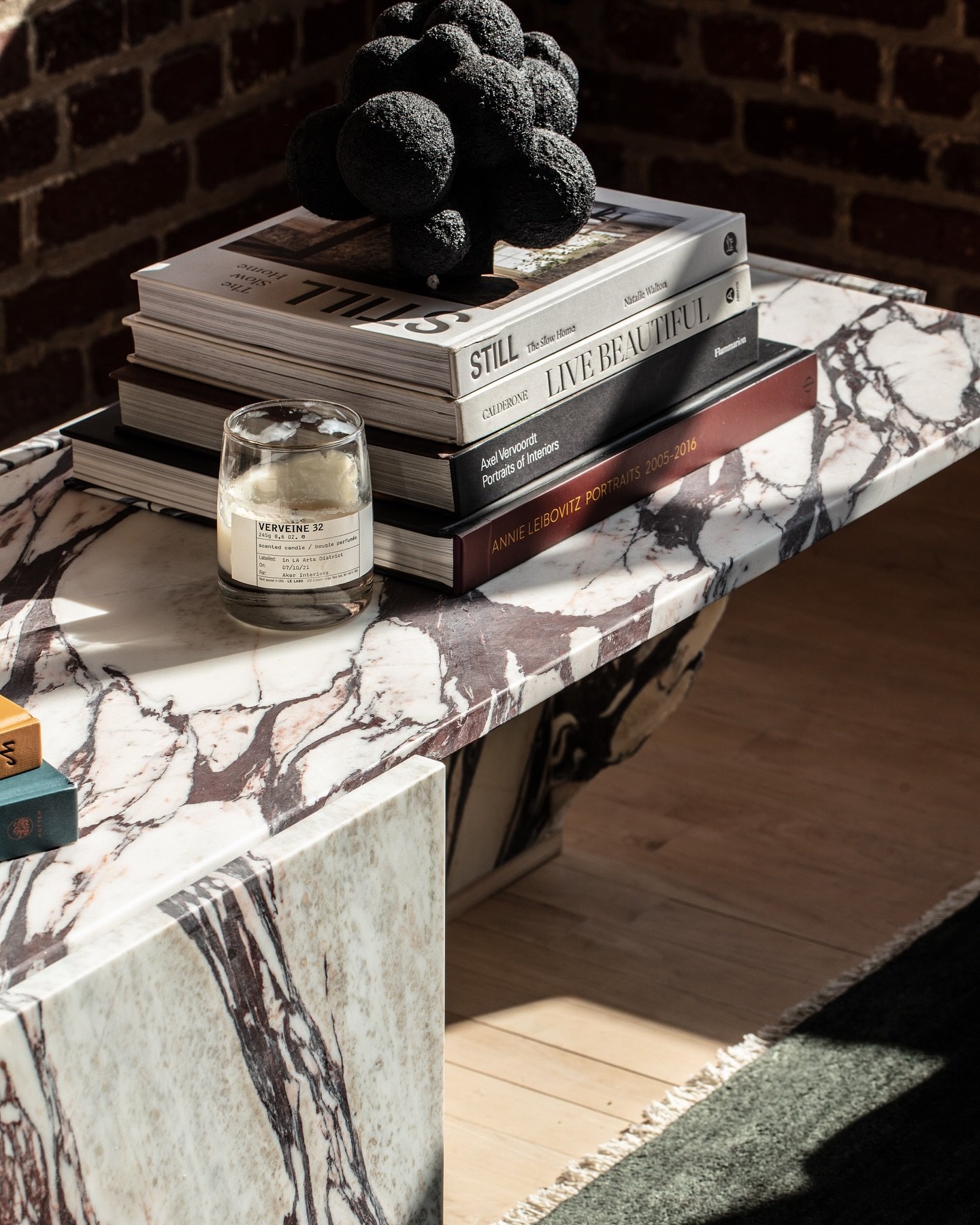 Who doesn&rsquo;t love the drama of Calacatta Viola?!

📸 @michaelcliffordphotography 
.
.
.
.
#marbletable #calacattaviola #marble #interiorstyling #showroomdesign #losangeles #stylingtips #styling