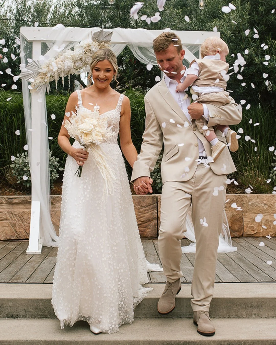 Louise + Simon celebrated their first wedding anniversary the *other day* (where did November go?!🫣), and I couldn't let it pass without sharing some love for these two (and this gorgeous love note!).

Their story started with a simple balcony glanc