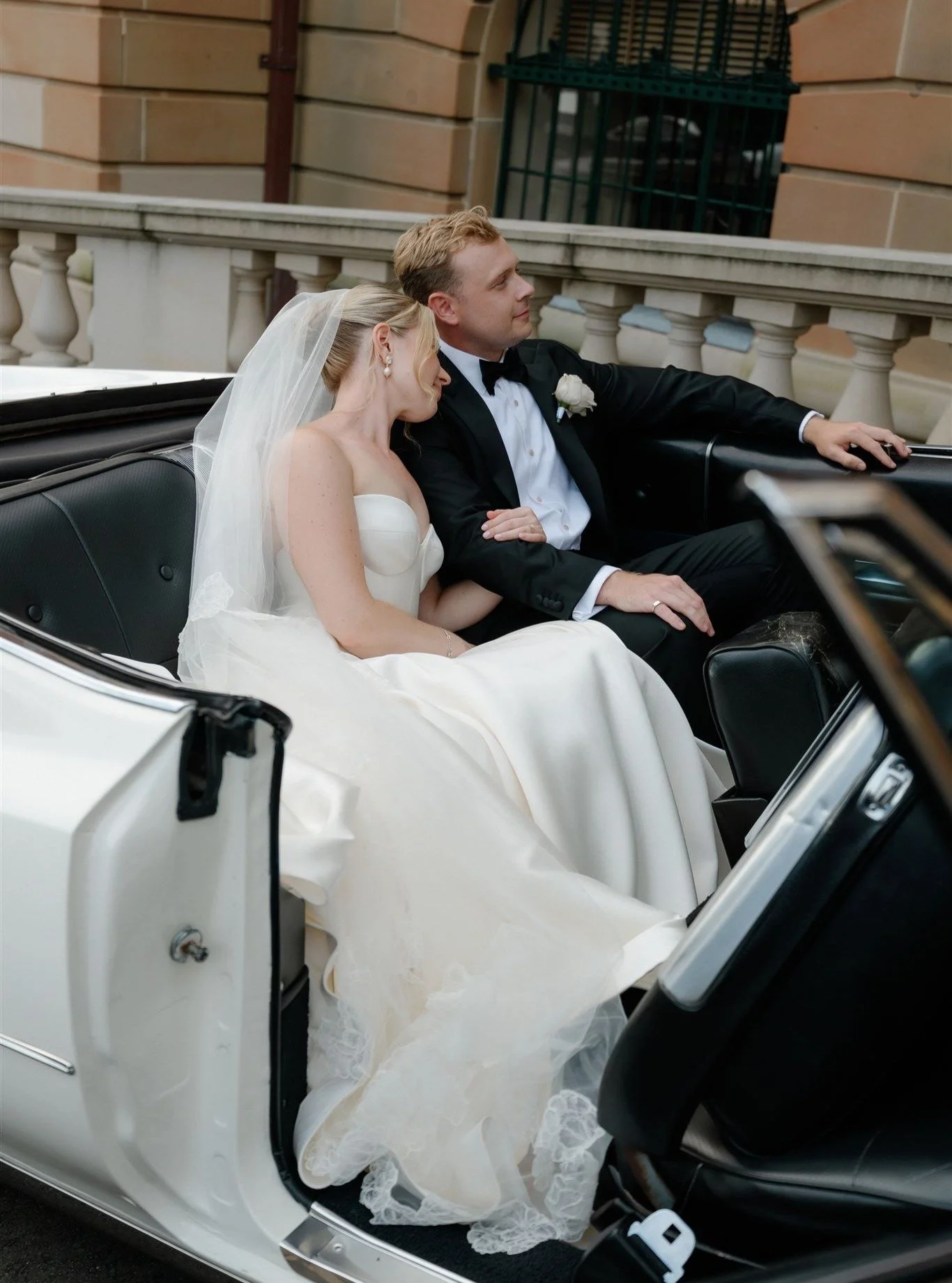Let's give Bronte's non-human MVP a little spotlight: her absolutely stunning gown, the Georgia design by Elbeth Gillis from Ivory Thread in Melbourne.

Classic, classy, elegant perfection, captured by the very lovely Alex Jack 🤍

Couple: @brontelin