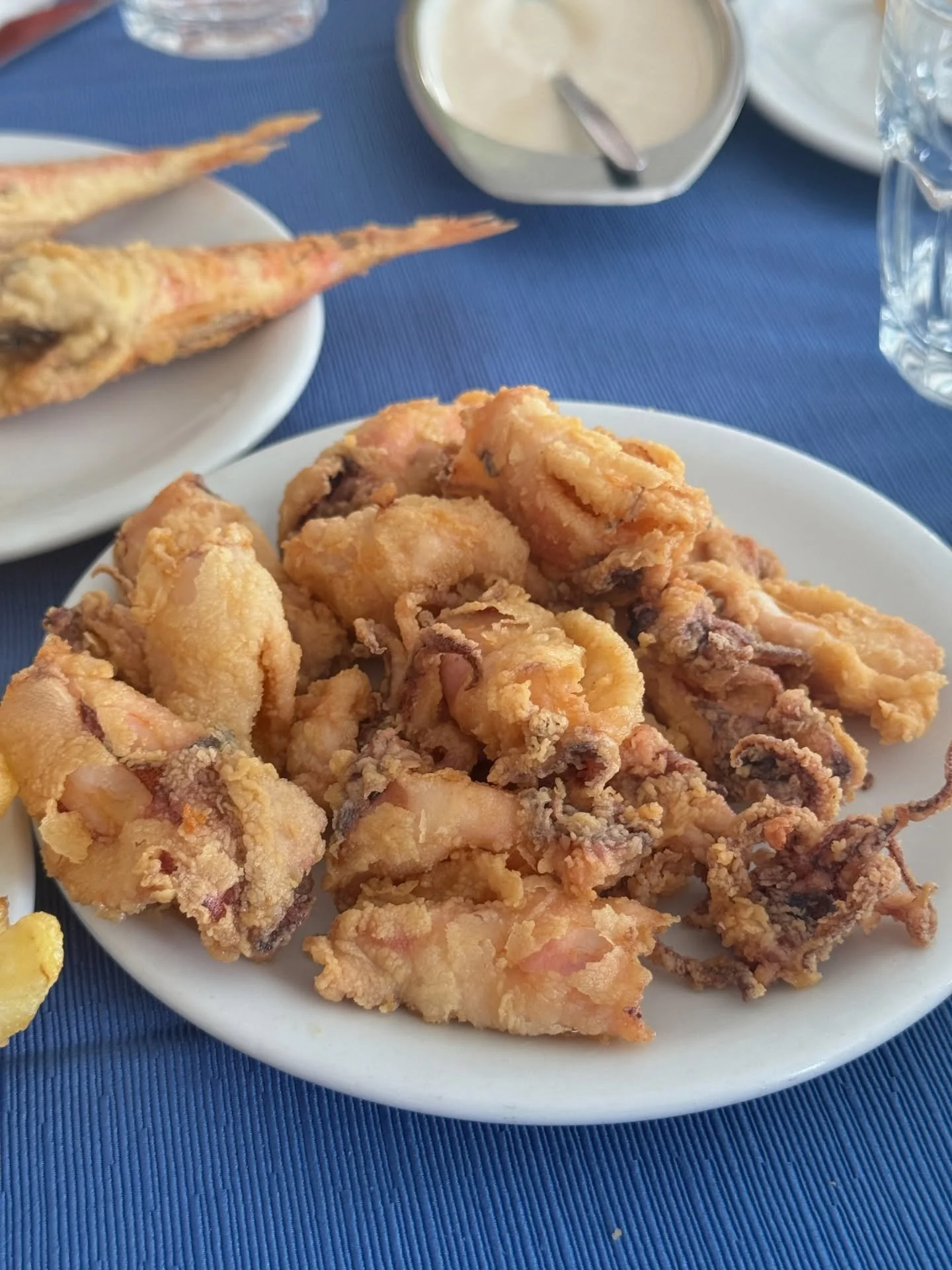 🇨🇾 Crispy, fresh kalamarakia and red mullet, caught from the waters right in front of your table. 

Traditional spoon sweets and a coffee with a love heart in it for the road. 

And, as uncle Mario pointed out, 10/10 tsakistes elies here too.

Lots