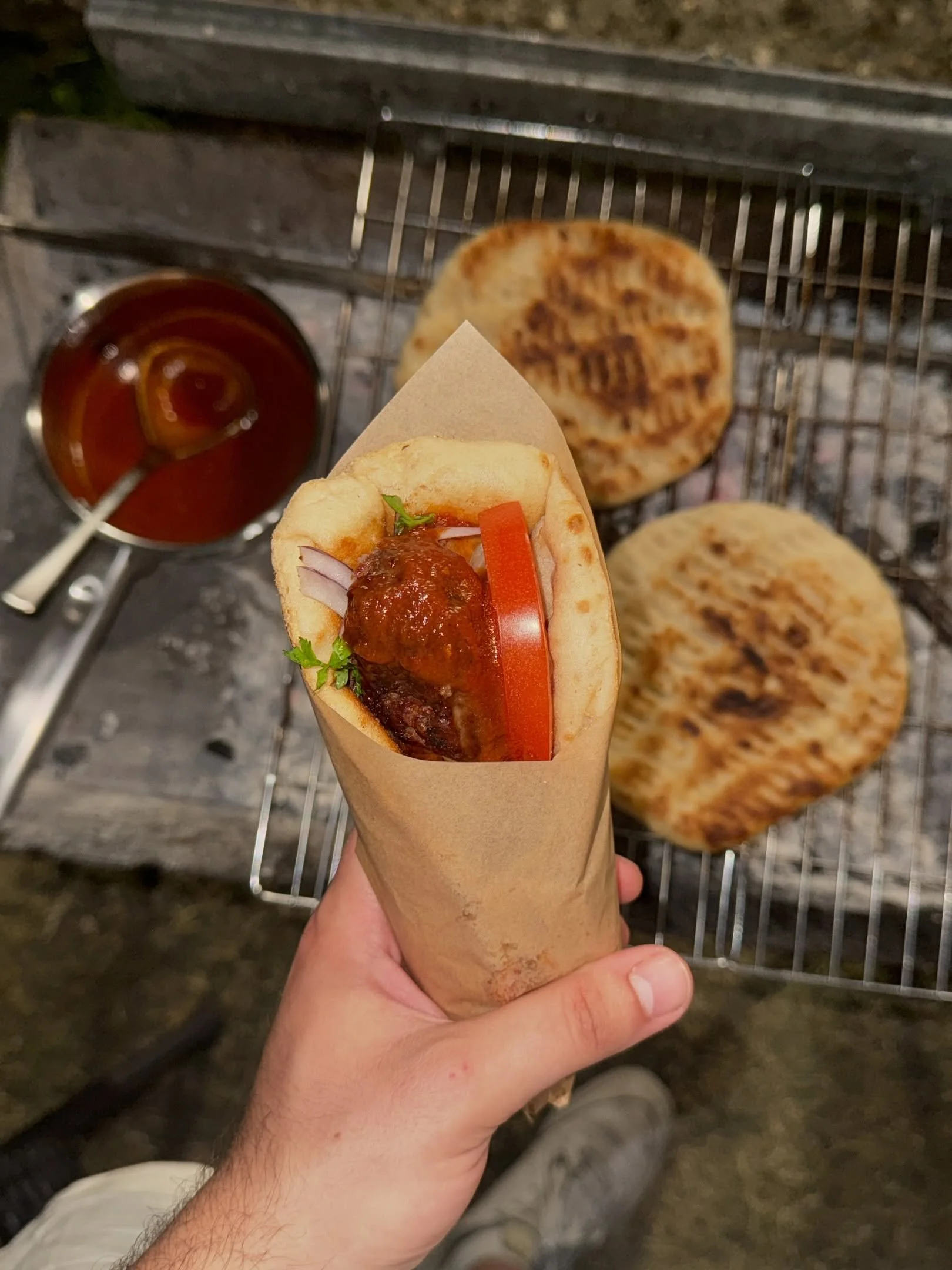 &Chi;&alpha;&sigma;&iota;&kappa;&lambda;ί&delta;&iota;&kappa;&alpha; sessions (&chi;&omega;&rho;ί&sigmaf; &chi;&alpha;&sigma;ί&sigma;&iota;). Bifteki (beef mince, salt, pepper) in pita with homemade tomato saltsa, onions, parsley and tomatoes - Athen