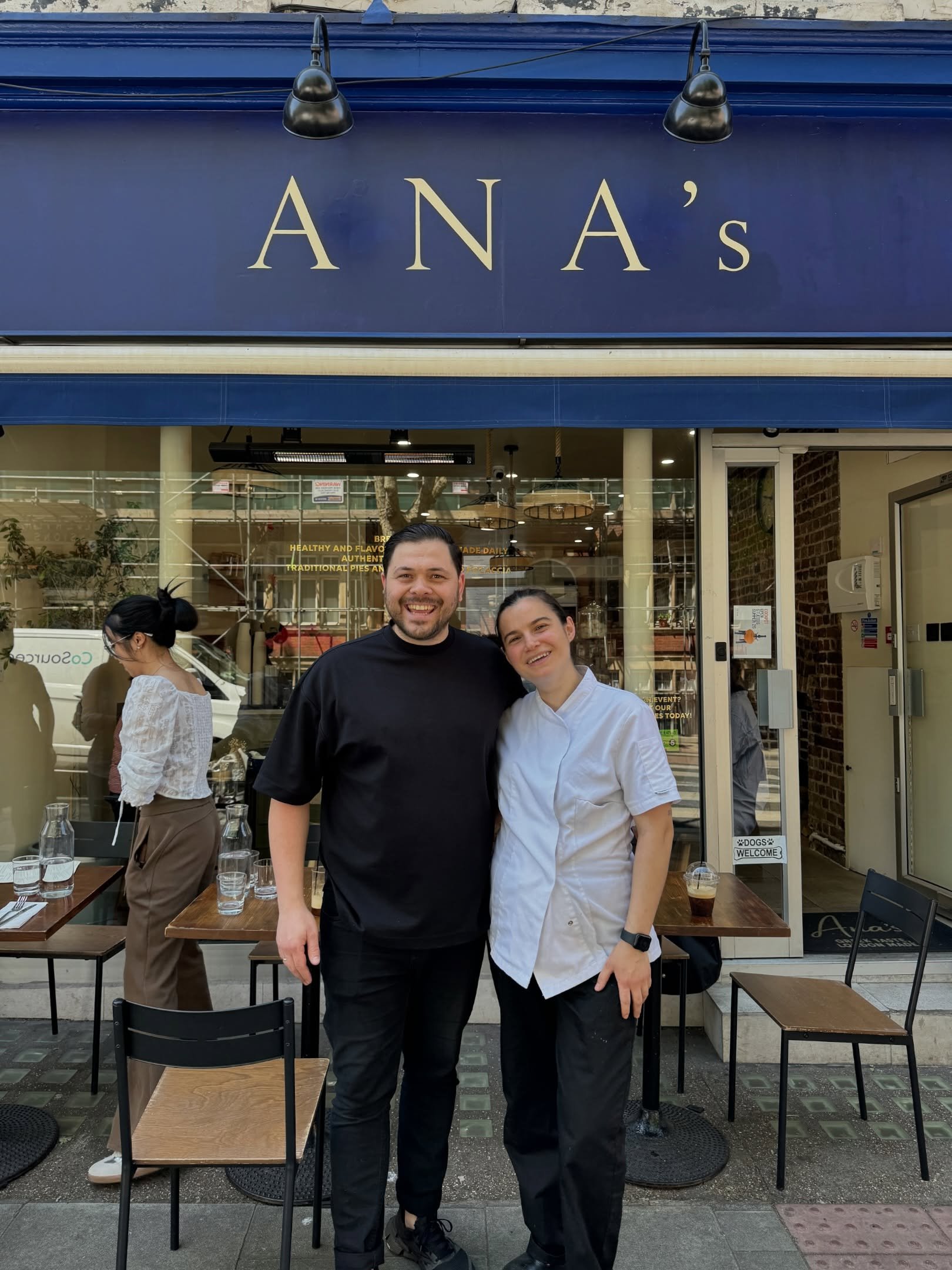 🇬🇷🇬🇧 New favourite Greek spot in central London! 

Ana&rsquo;s is relatively new, having only opened a couple of years ago on Gray&rsquo;s Inn Road. The good news is that it&rsquo;s one that Greeks can really connect with too.

Ana from Mykonos a