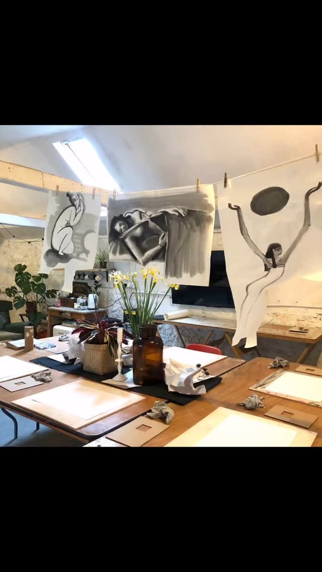 Really was an exceptional 🔶 CHARCOAL 🔶 Sketchbook Saturday💥 super enthusiasm for experimenting with this expressive, versatile medium and such fantastic outcomes 💫👏✨
#sketchbook #groupworkshop #charcoal #drawing