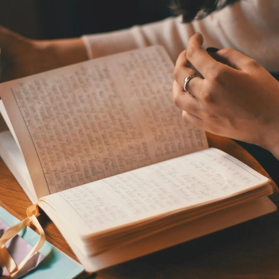 π @orange_collective_ π
Peer Support Session with Catherine Eade
Saturday 6th September 10am - 1pm
@_studio_unfold
“Collecting Threads : Writing Our Selves”
This expressive writing workshop is for therapists, creative professionals,