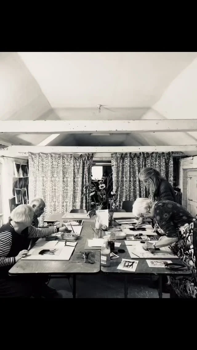 A morning well spent🔸Sketchbook Saturday🔸
Monoprint ◼️ busy little group of curious makers : we tried colour, trace, masking and subtractive➖so many techniques to explore … continuing next time…
#group #workshop #monoprinting