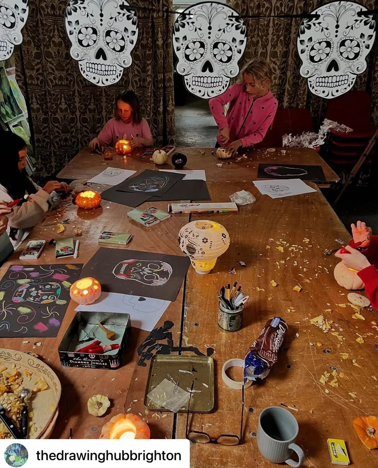 Happy Samhain from @thedrawinghubbrighton &amp; @_studio_unfold 🎃 have loved having Suzie and the kids share the space 🌙 #allhallowseve 🖤 #suziesartclubforkids