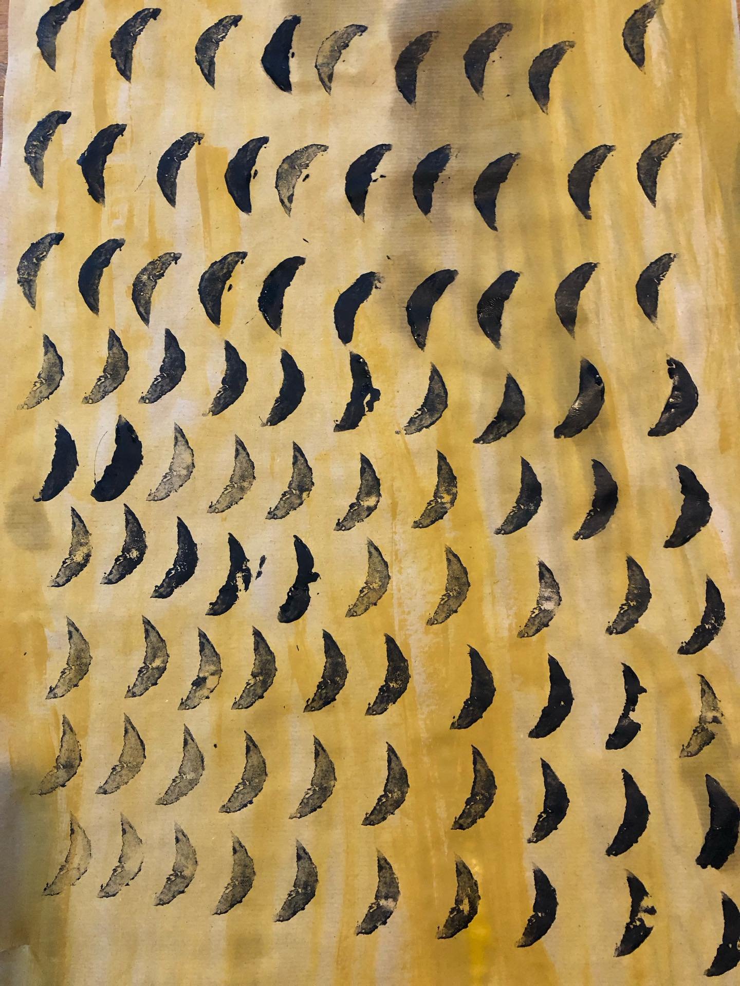 That&rsquo;s a wrap on Sketchbook Saturdays till the New Year 🌙 thank you so much to all those who have attended and made each session so special ✨ 

#potatoprinting #wrappingpaper #creative #groupworkshop

📸 @evelynmunns