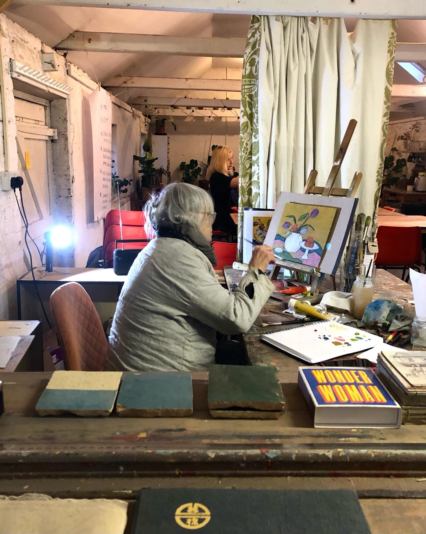 Great activities on a rainy afternoon 🌧️ keyholder @binky_art_hund🌷visiting artist Michael🗜️and A Level photography 📸✔️✔️✔️

#studioshare #affordable #creativespace
