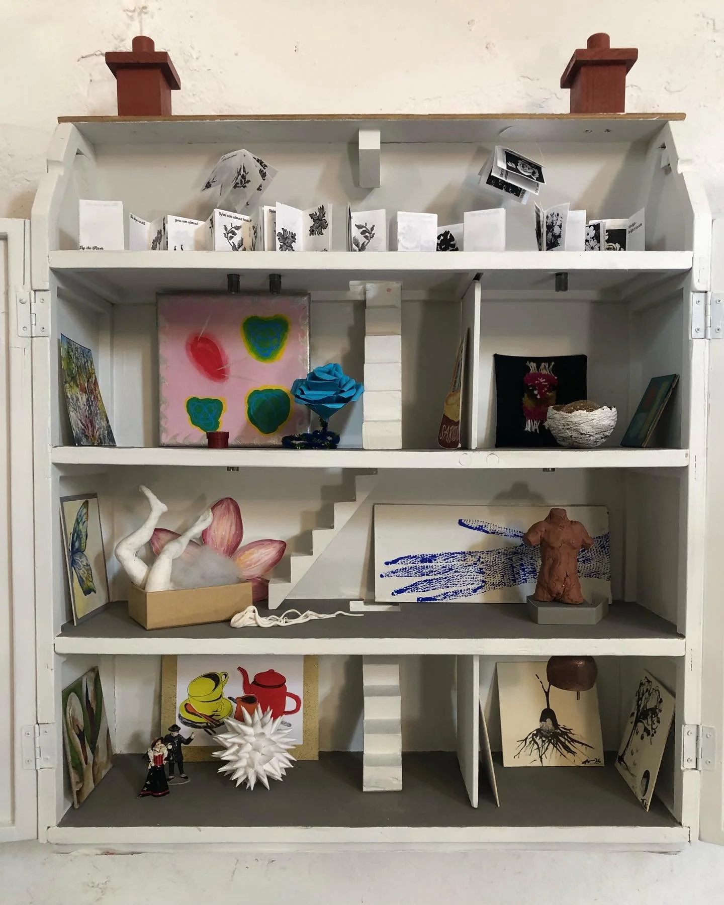 Part of our @artistsopenhouses show ~ a micro gallery displaying mini works from friends of @_studio_unfold 🏡 folks who have enjoyed the space ~ visiting artists, workshop attendees, yp doing coursework ~ all important guests we&rsquo;ve had the ple