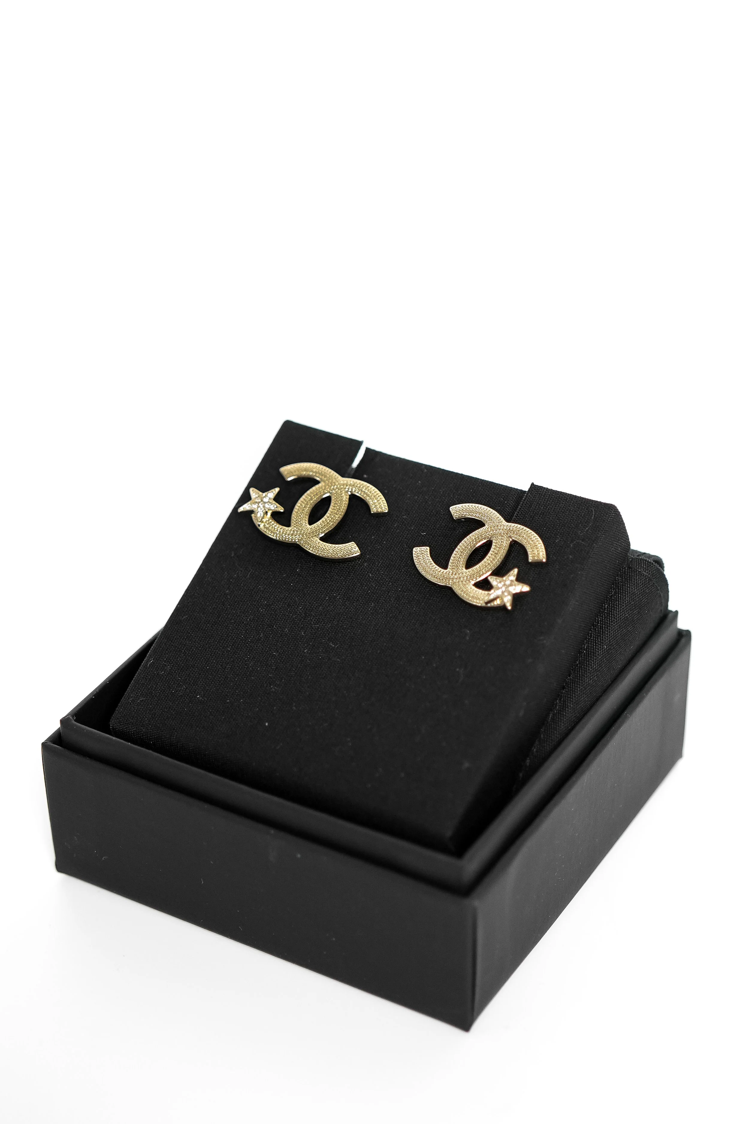 【CHANEL】Chanel Earrings (C23) ★シャネル【ランク:A】 NIB 100%AUTH Chanel 23C Black Resin Classic Flap Quilted Bag