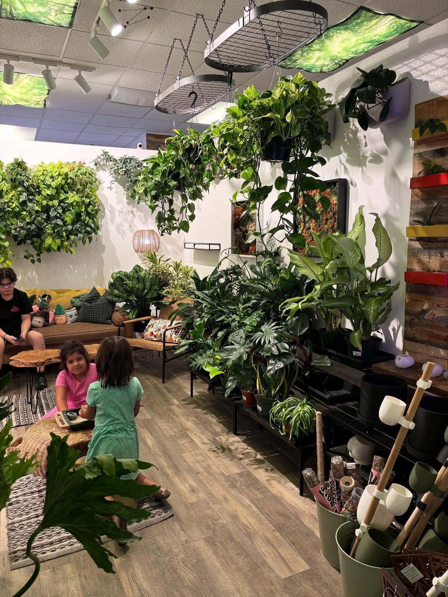 🪴The best Saturday night in Las Vegas is at @rootingforyoulv. We had a blast potting our own succulent plants, having some wine and sake, and enjoying time with friends. 
🙌 Family friend and perfect for your next girls night out! Check out the upc