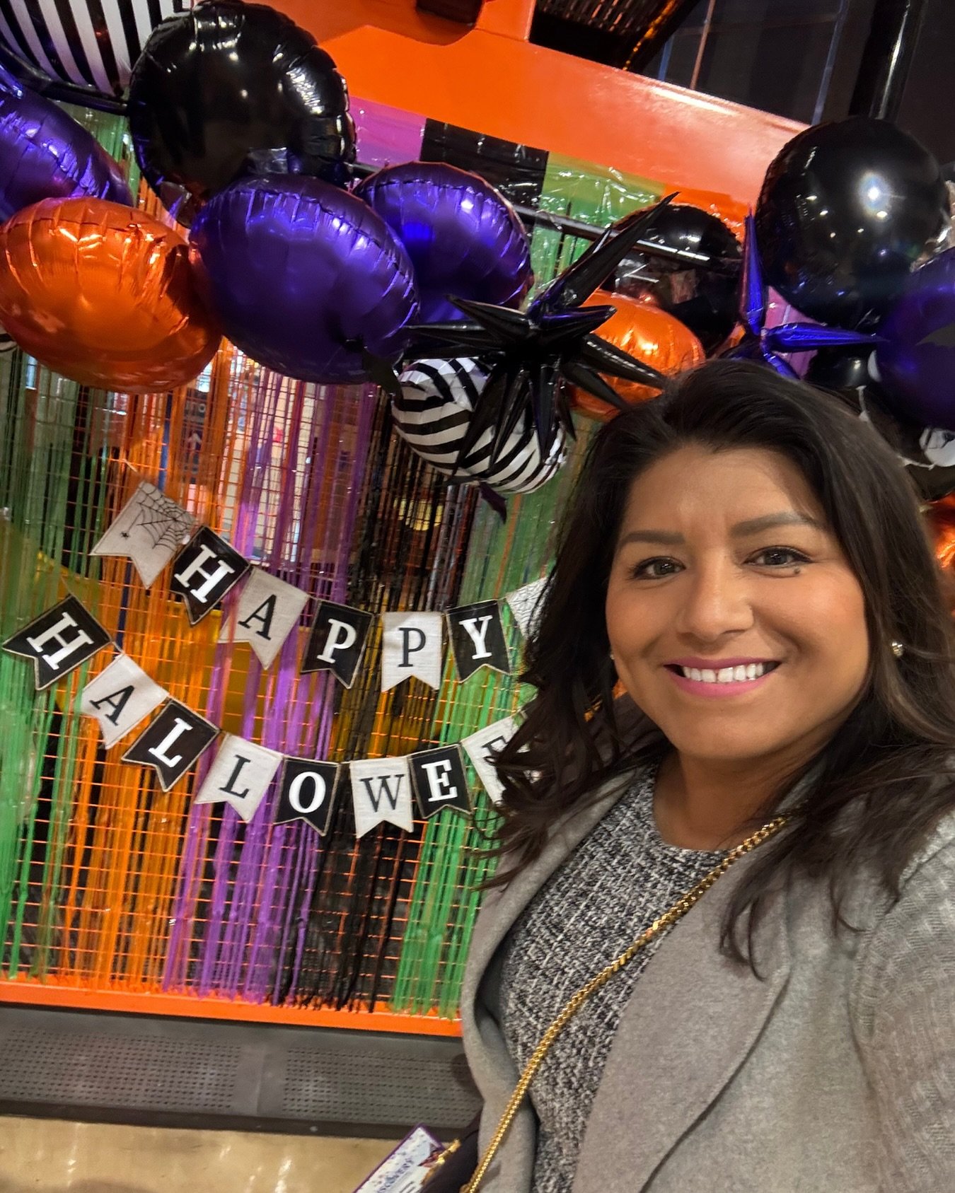 Happy Halloween and Nevada Day!

How festive is this backdrop from @discoverylv ? I couldn&rsquo;t resist snapping a quick selfie before heading out.

Now, onto something even scarier than ghosts and ghouls&hellip;
A pitch with no hook.
If you&rsquo;
