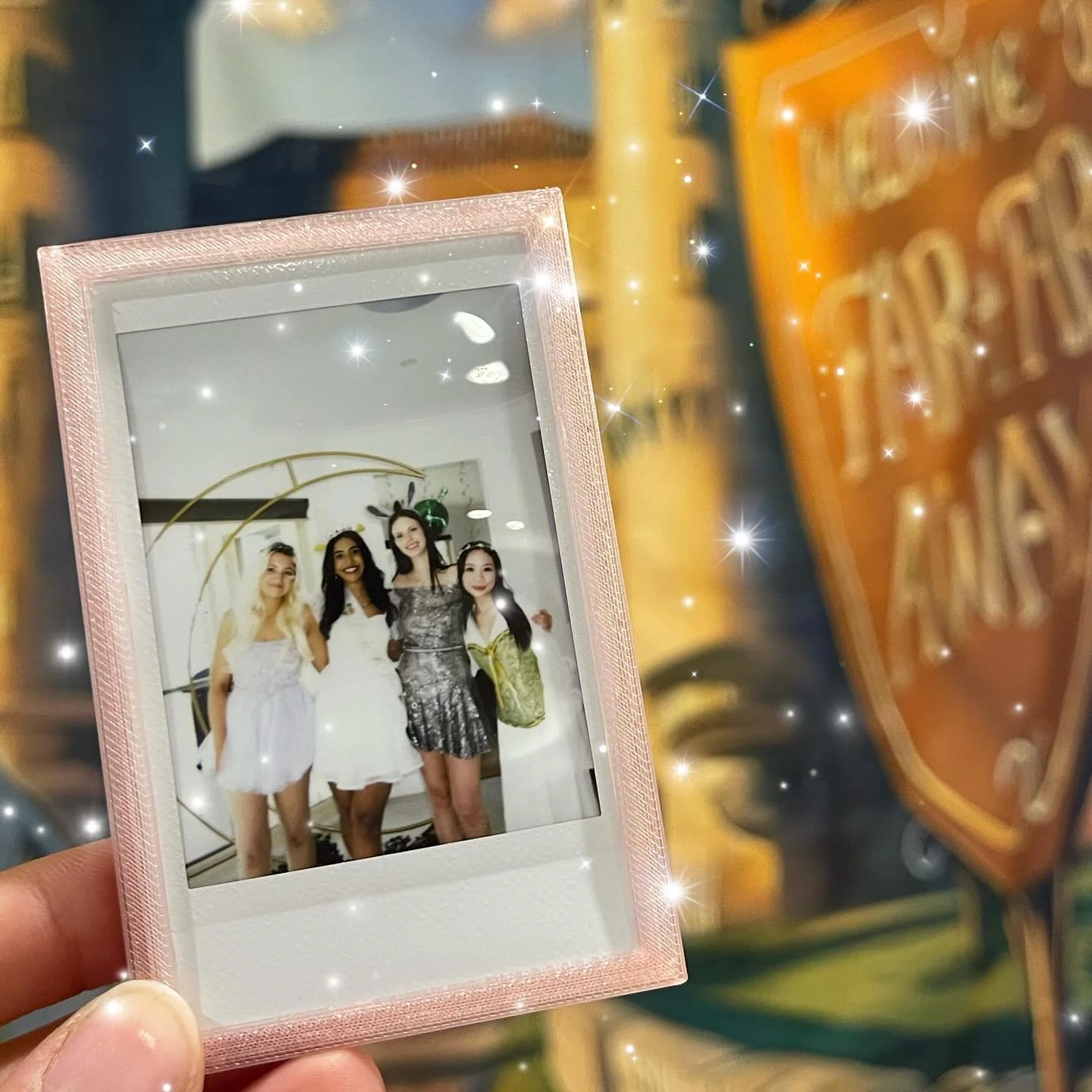 Bring a touch of Far Far Away magic to your hens party with our magnetic Polaroid frames! 💚✨ Perfect for snapping hilarious Shrek-themed memories, these frames stick easily to any magnetic surface so you can display your favourite moments from the s