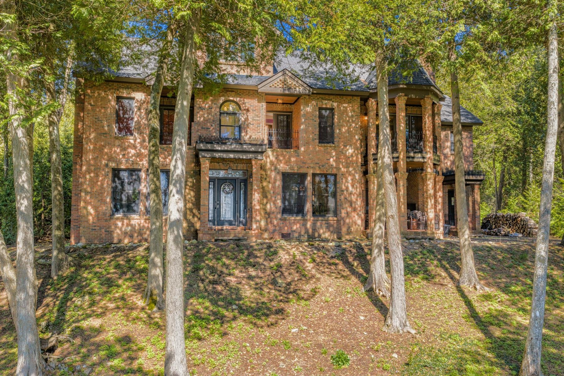 2796 Lakeshore Drive
