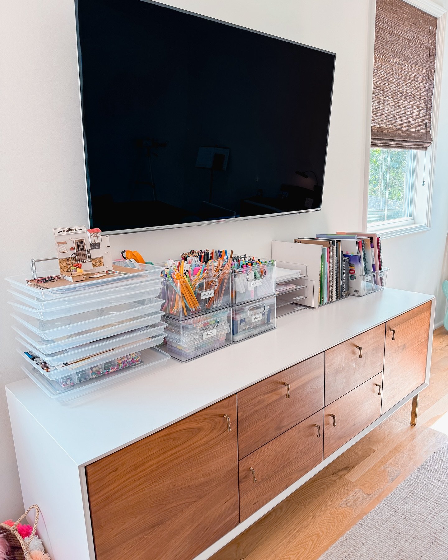 🎨 No more &ldquo;Mom, where&rsquo;s the glue?&rdquo; or mid-project meltdowns. Finally, a craft space that works for everyone! Clear bins mean independent creating for the kids (and fewer interruptions for mom). The best part? Clean-up is a breeze w
