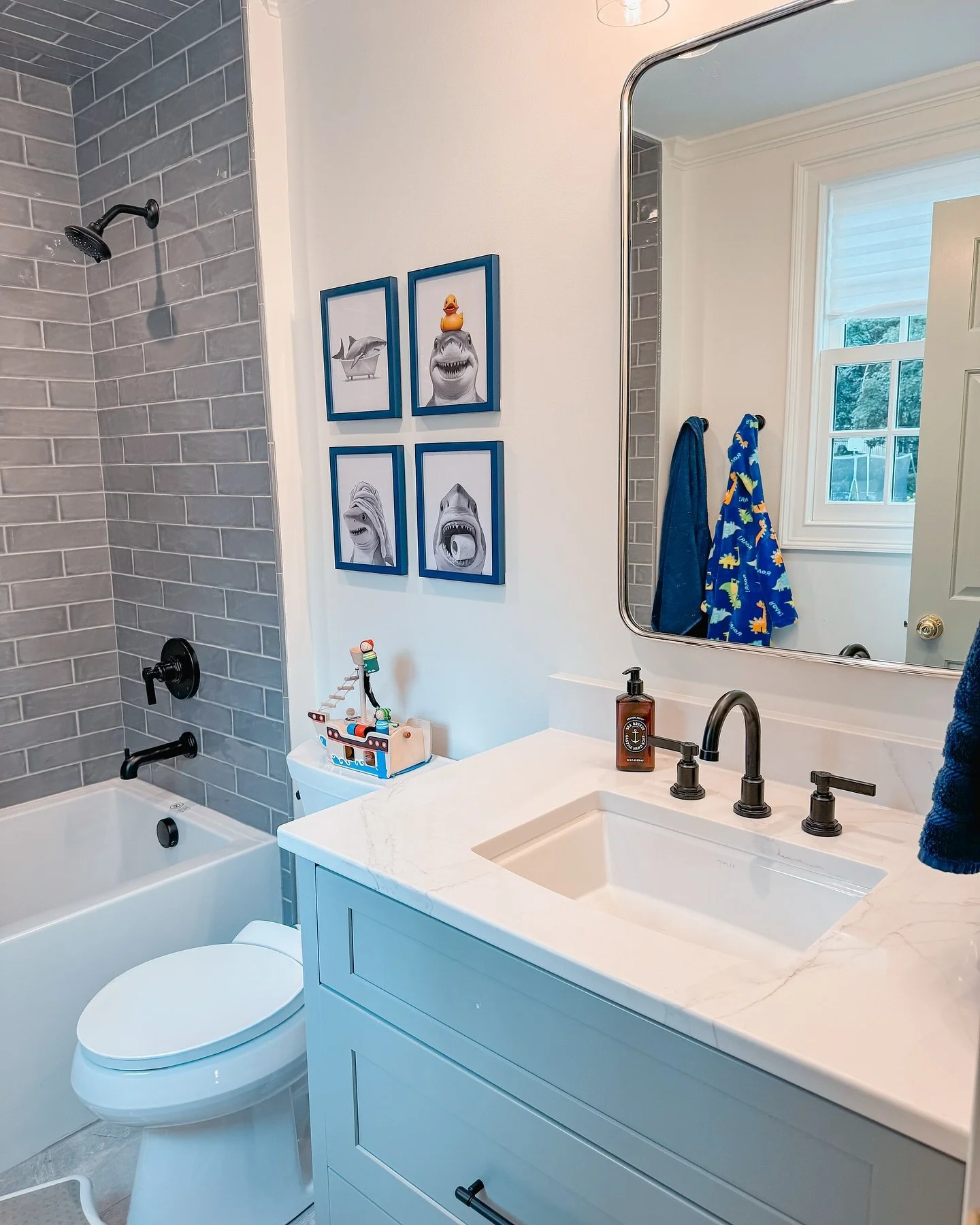 What little boy wouldn&rsquo;t love a shark-themed bathroom?🦈✨

Sometimes the best organization is beautifully simple&mdash; one perfectly organized drawer was all this space needed! His daily essentials have clear homes, everything&rsquo;s easy to 