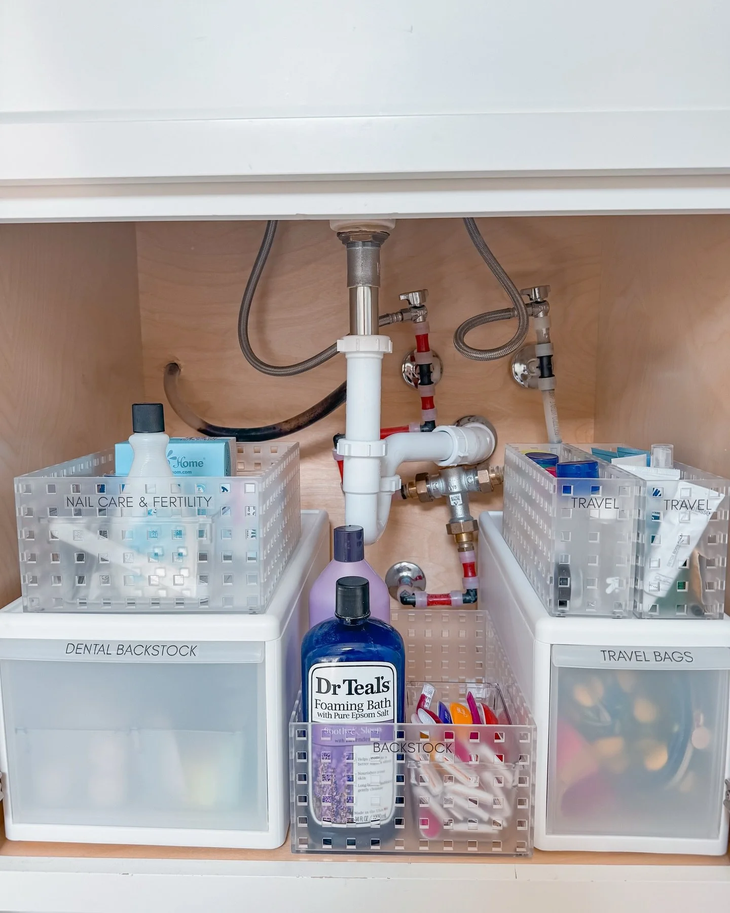 Under the sink doesn&rsquo;t have to be a black hole! 🛁✨

Clear bins and smart categories transform this forgotten space into functional storage where you can actually find what you need!

Ready to organize every inch of your bathroom? Visit our lin