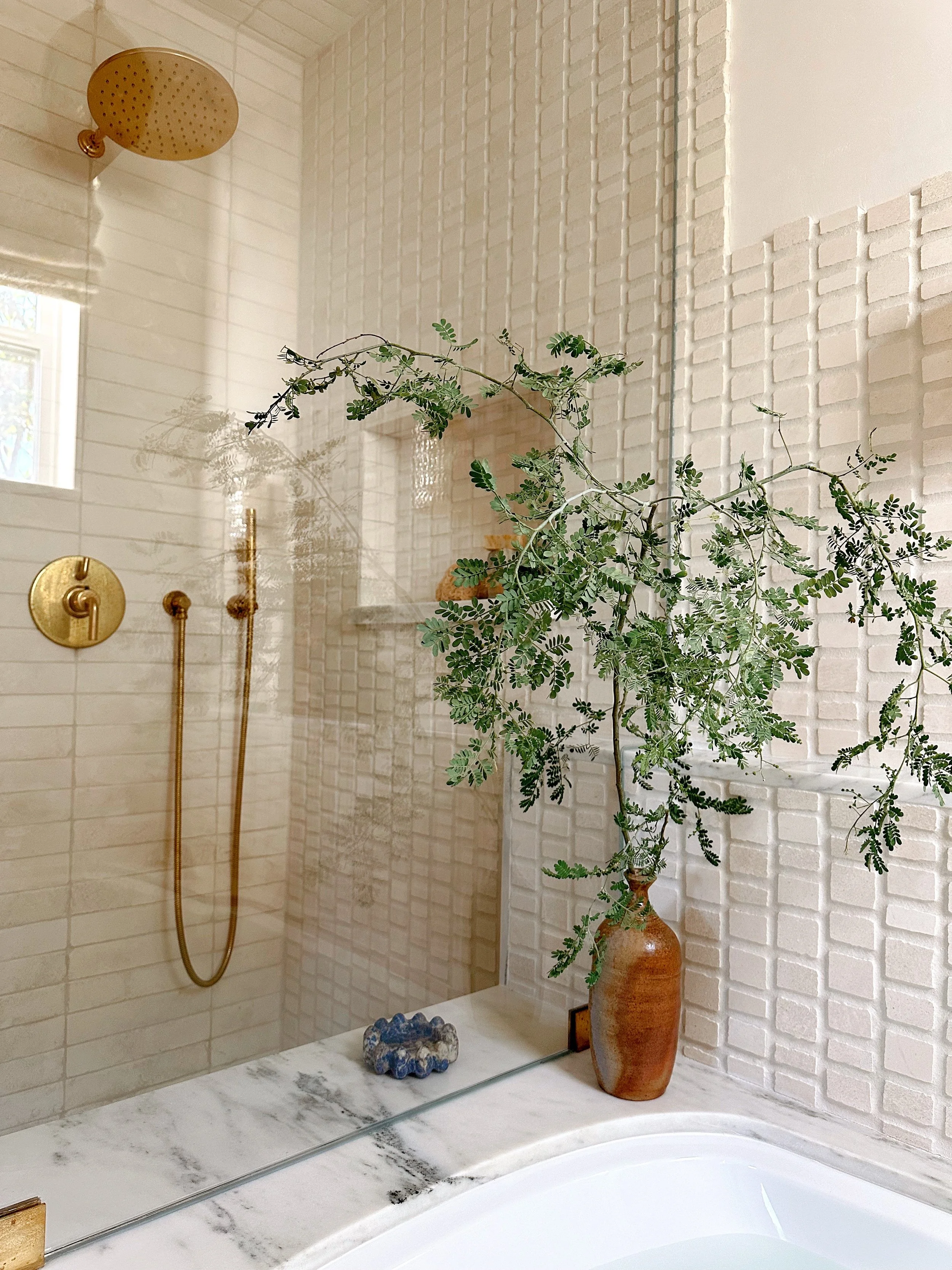 fully enclosed shower with bench