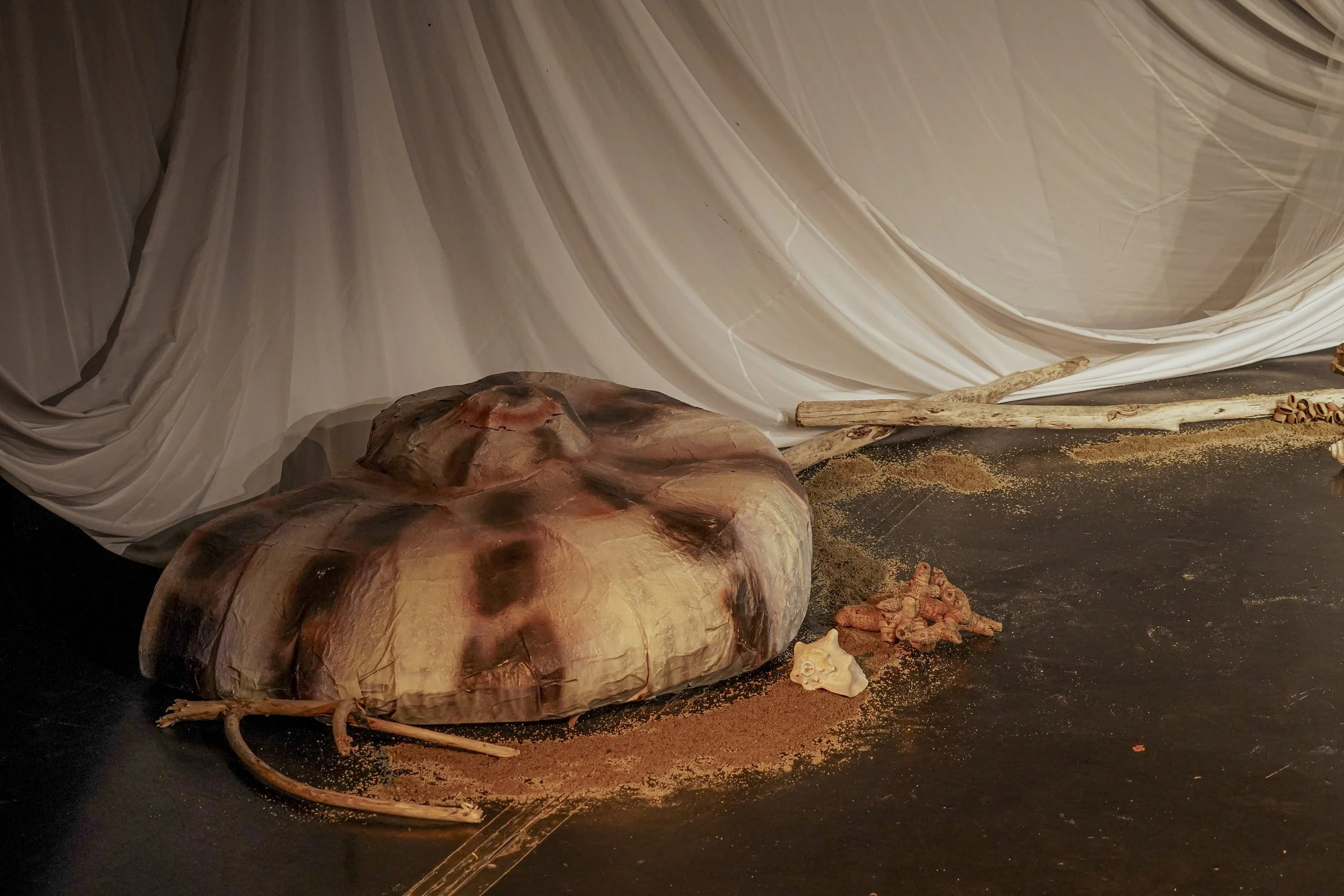 “TIDE” is a 70-min play directed Qingwen Cao. TIDE begins with Nüwa, named after the Chinese Mother Goddess and creator of all humankind, playing with sand on the beach. Nobody knows how the sandmen she made came to life. As night falls, the rising t