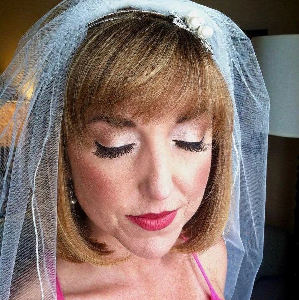 Retro makeup for this lovely bride. 