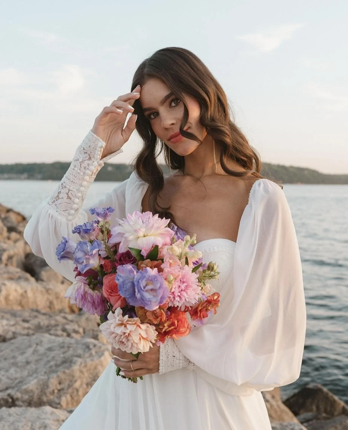 The colors, the flowers, these views, &amp; this look&hellip; Could we ask for anything more?! 💫💕🤍
.
.
Planning/Design/Rentals: @pinkdooreventsdc 
Venue: The Hoop House at
@thymerestaurantandcatering 
Photography: @victoriadanielleld 
Florist: @bl