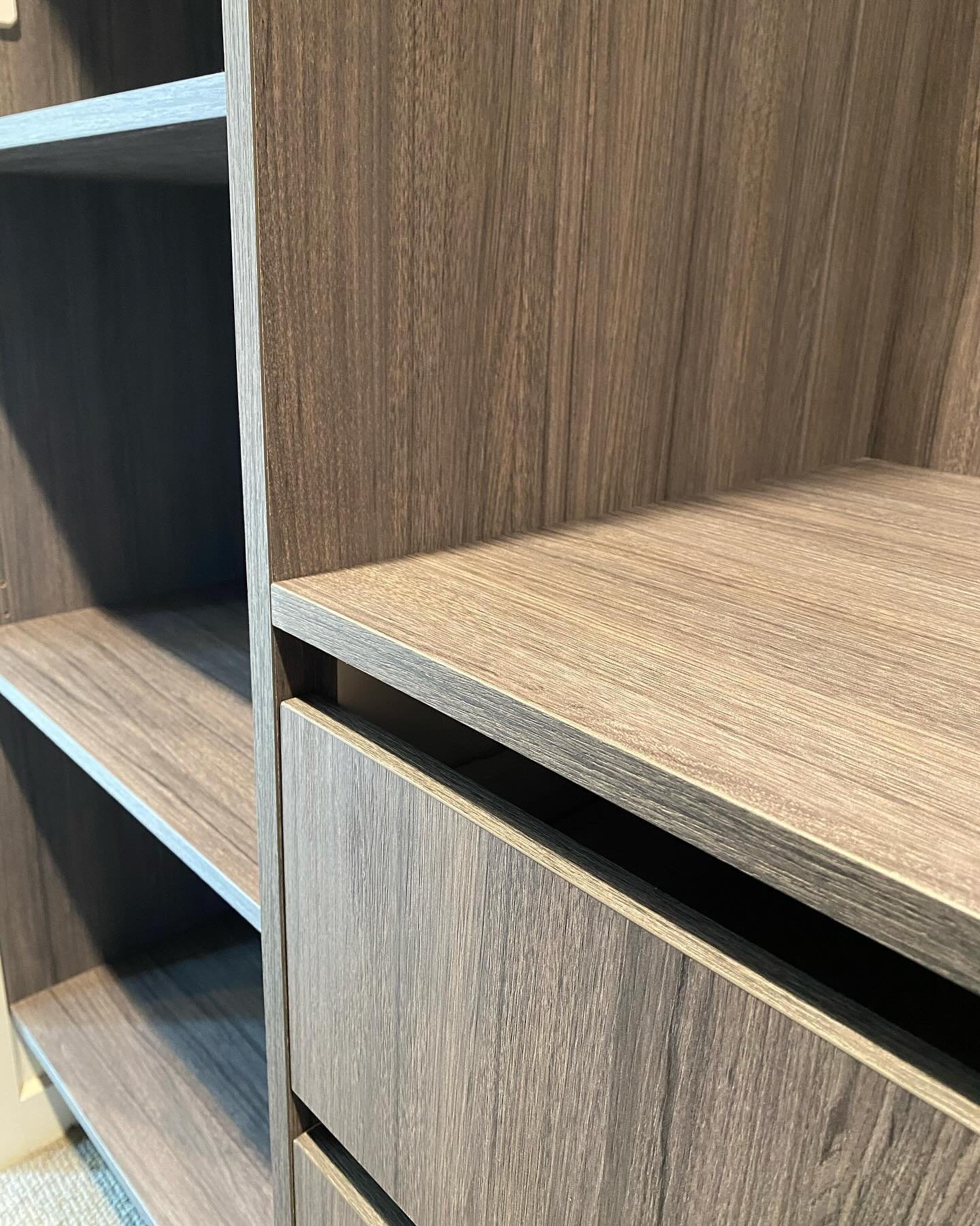 Close-up walk in wardrobe details 🙌🏽 
Custom cabinetry in Smoked Ash from Bestwood

#hawkesbayjoinery #highendjoinery #hawkesbaybusiness #hawkesbaytrades #tradienz #customjoinery #bespokecabinetry #walkinwardrobe #highendjoinery #hbbusiness
Walk in