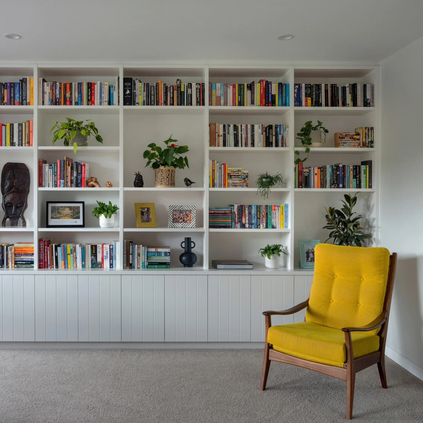 The statement we all need ✨

This custom feature wall adds so much personality to the space! The mix of open shelving with occasional varied sizes creates depth and interest, with the V-groove cabinetry below keeping things practical with plenty of h