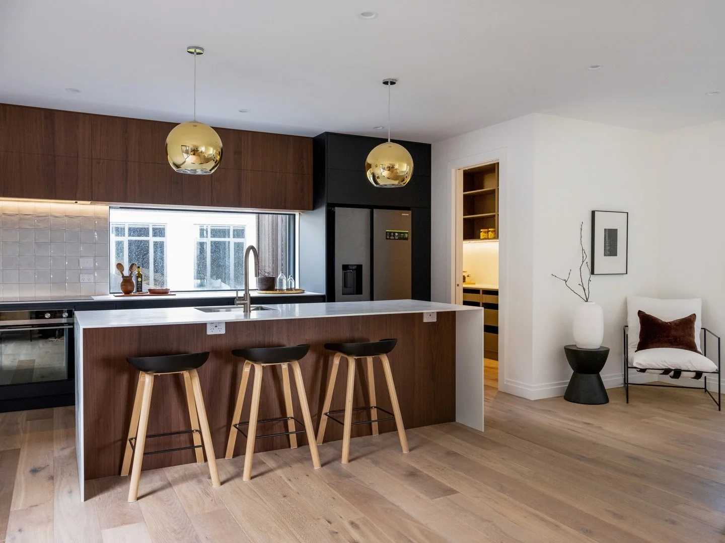 Warm timber tones bringing depth and softness to the Taruna Kitchen 🤍

A space designed to feel inviting, sleek and timeless. 

🔨 Havelock North Construction 
📸 @florencecharvin 

Explore the full project on our website
https://naturaledgejoinery.