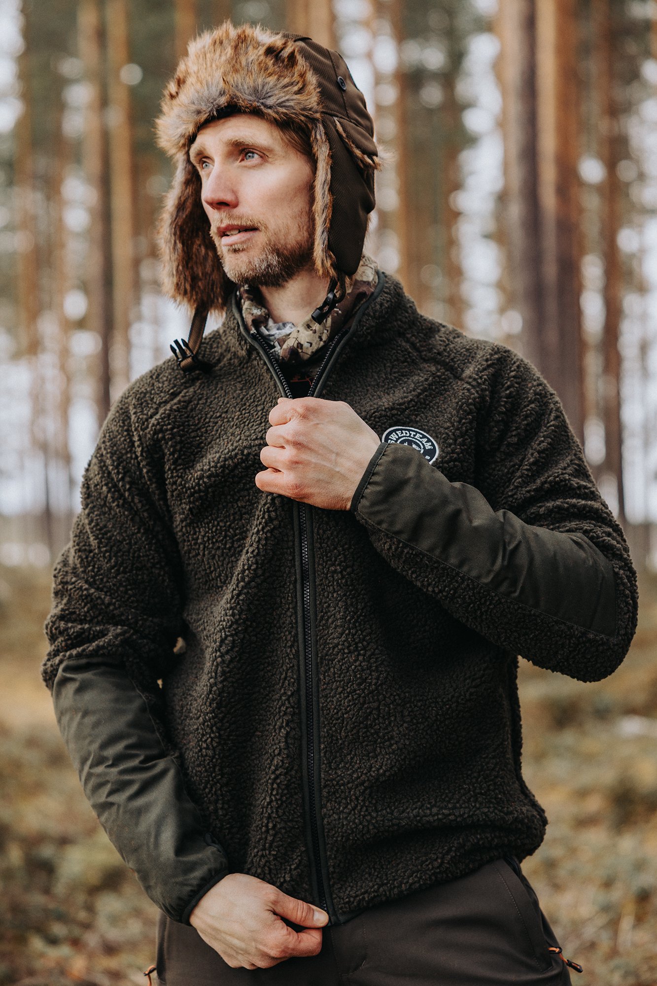 Swedteam jaktkläder i skogen med Dennis Robinson - Northmotion