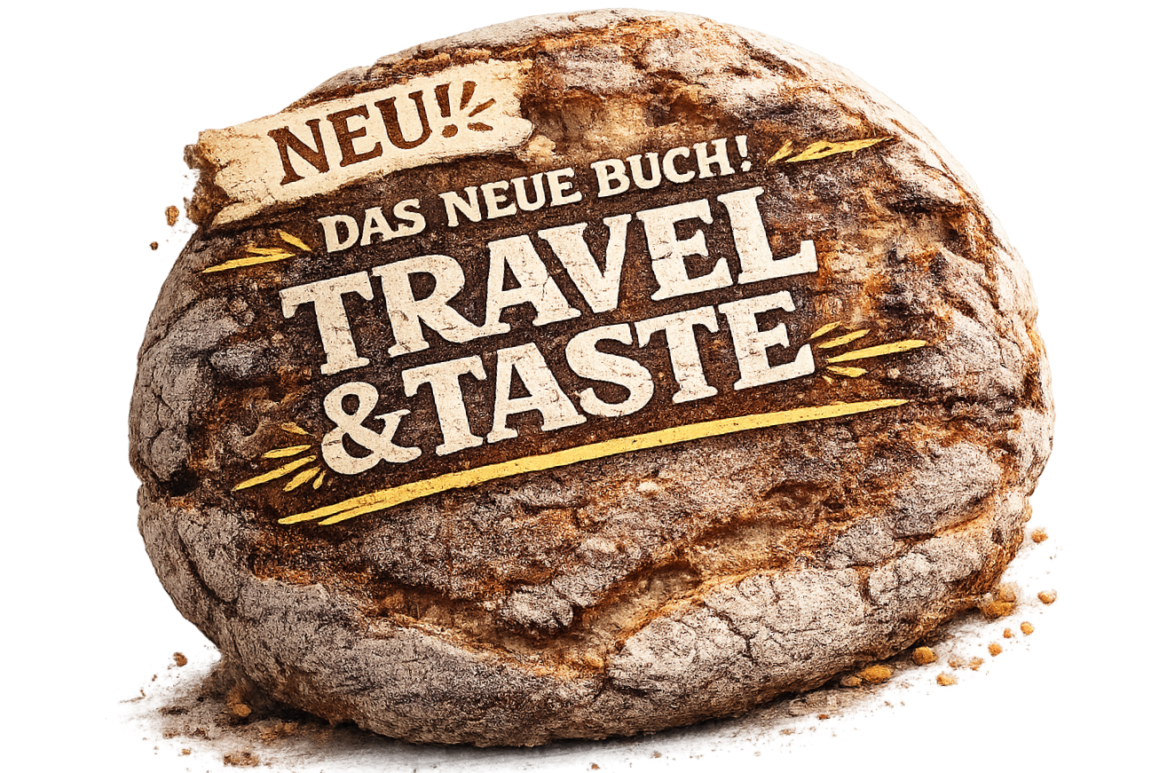 Ein rustikales Brot mit Text auf der Oberfläche, der für ein neues Buch wirbt, mit Worten wie »NEU!«, »DAS NEUE BUCH!«, »TRAVEL & TASTE« und dekorativen Linien.