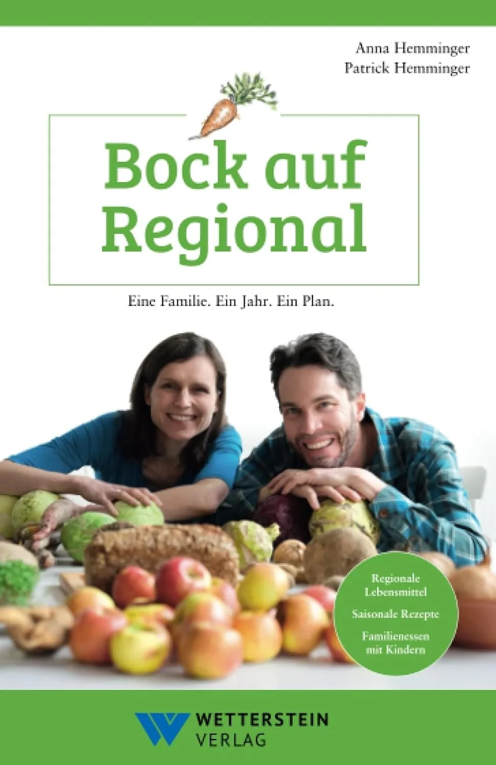 Büchertitel 'Bock auf Regional' mit einem Bild eines lächelnden Paares, das über einer Vielzahl von regionalen Lebensmitteln wie Äpfeln, Rüben, Kohl und Zwiebeln liegt. Das Cover ist grün und weiß mit einem Karottenillustration. Herausgeber ist Wetterstein Verlag.