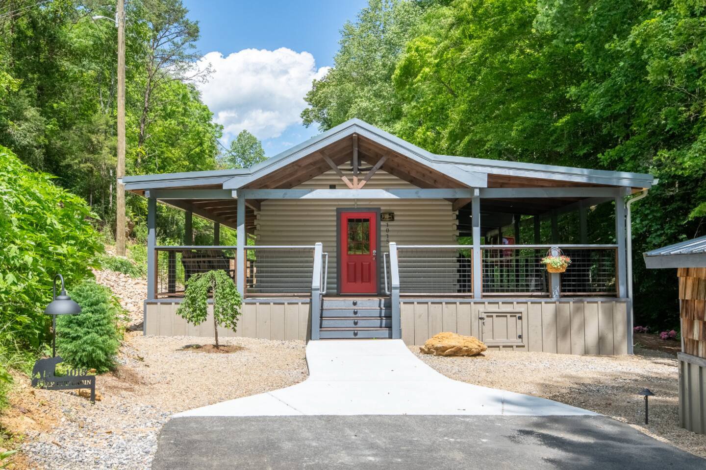 🐻 Now booking: Bear Cub Cabin at Maple Valley Farm! 🌼🌈
Tucked in a quiet glen on our 50-acre flower farm, this cozy log cabin is your new favorite Smoky Mountain escape.
🌿 LGBTQ+ friendly
👨‍👩‍👧 Family-friendly
💐 Surrounded by blooms