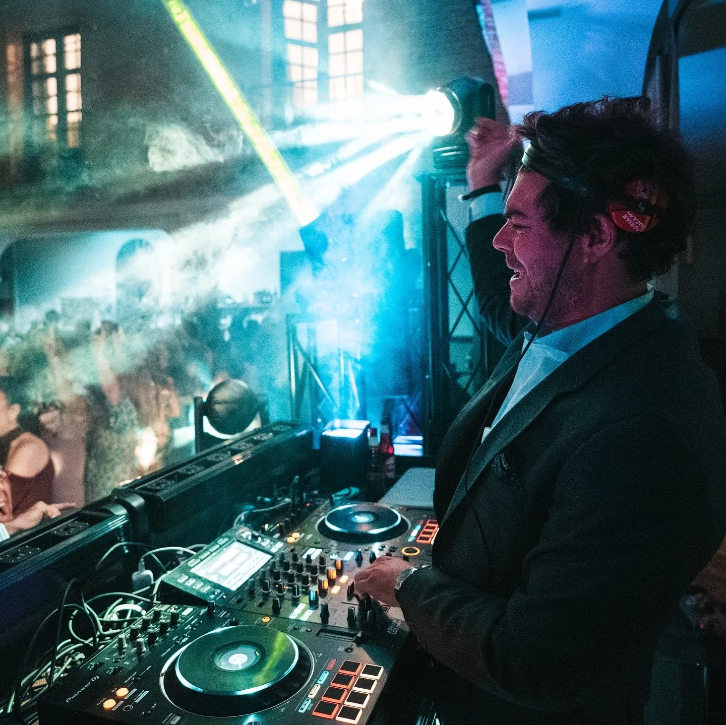 Decibelio 🎧🎶
Haz de tu evento, una experiencia inolvidable! 
Contacta con nosotros: info@decibelioevents.com
#decibelio #sound #music #dj