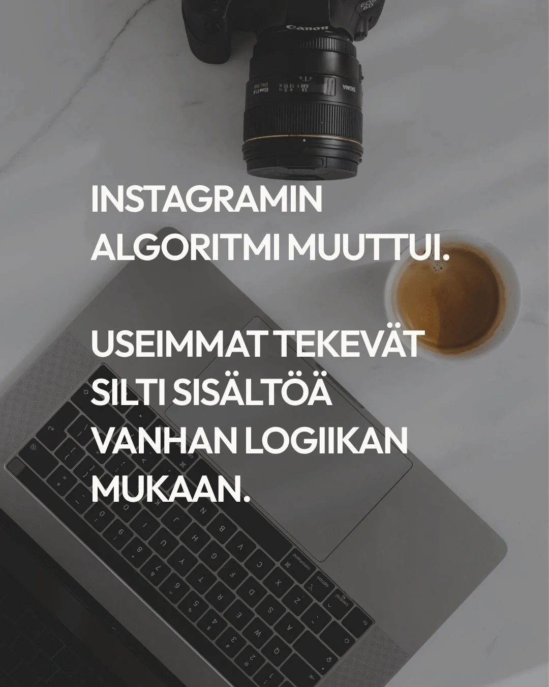 Instagram seuraa nyt kuinka kauan k&auml;ytt&auml;j&auml; viipyy lukemassa kuvateksti&auml;. ⏰ Mit&auml; pidemp&auml;&auml;n postausta luetaan, sit&auml; arvokkaammaksi algoritmi tulkitsee sen.

Siksi pitk&auml;t, tarinalliset tekstit toimivat. Se ei
