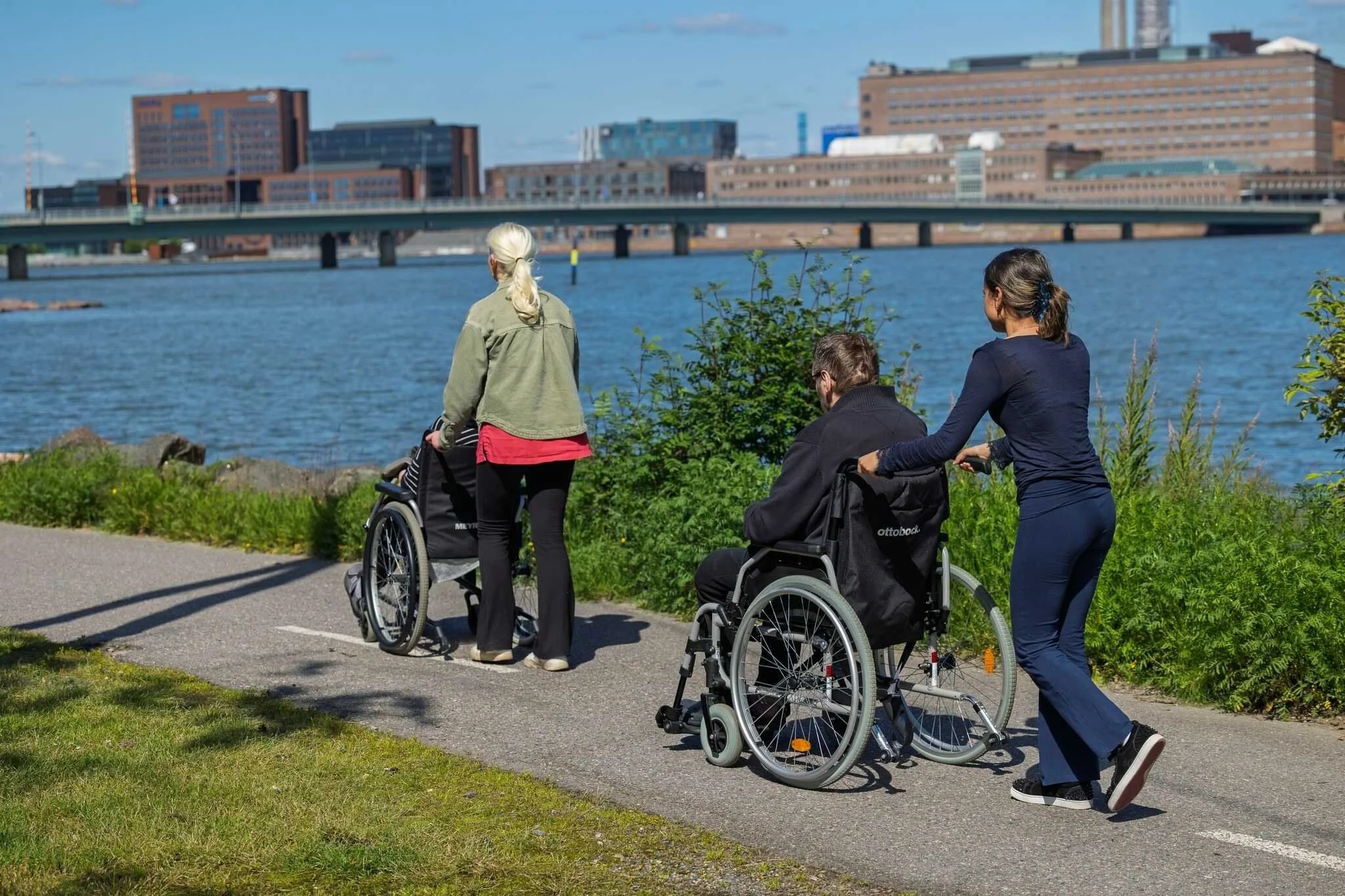 senioritalon asukkaat ulkoilemassa.jpg