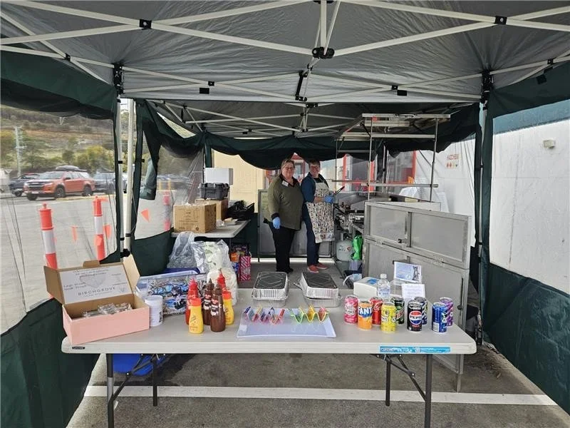 We're ready to serve up smiles, sausages and soft drinks (and alliteration apparently!) tomorrow at Bunnings Mornington!

Come on down tomorrow (Sat 17 Jan) and grab yourself a snack for the wander through Bunnings, a celebratory sausage for successf