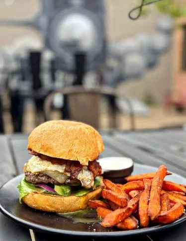 What Are the Must-Try Restaurants Around the Lake?