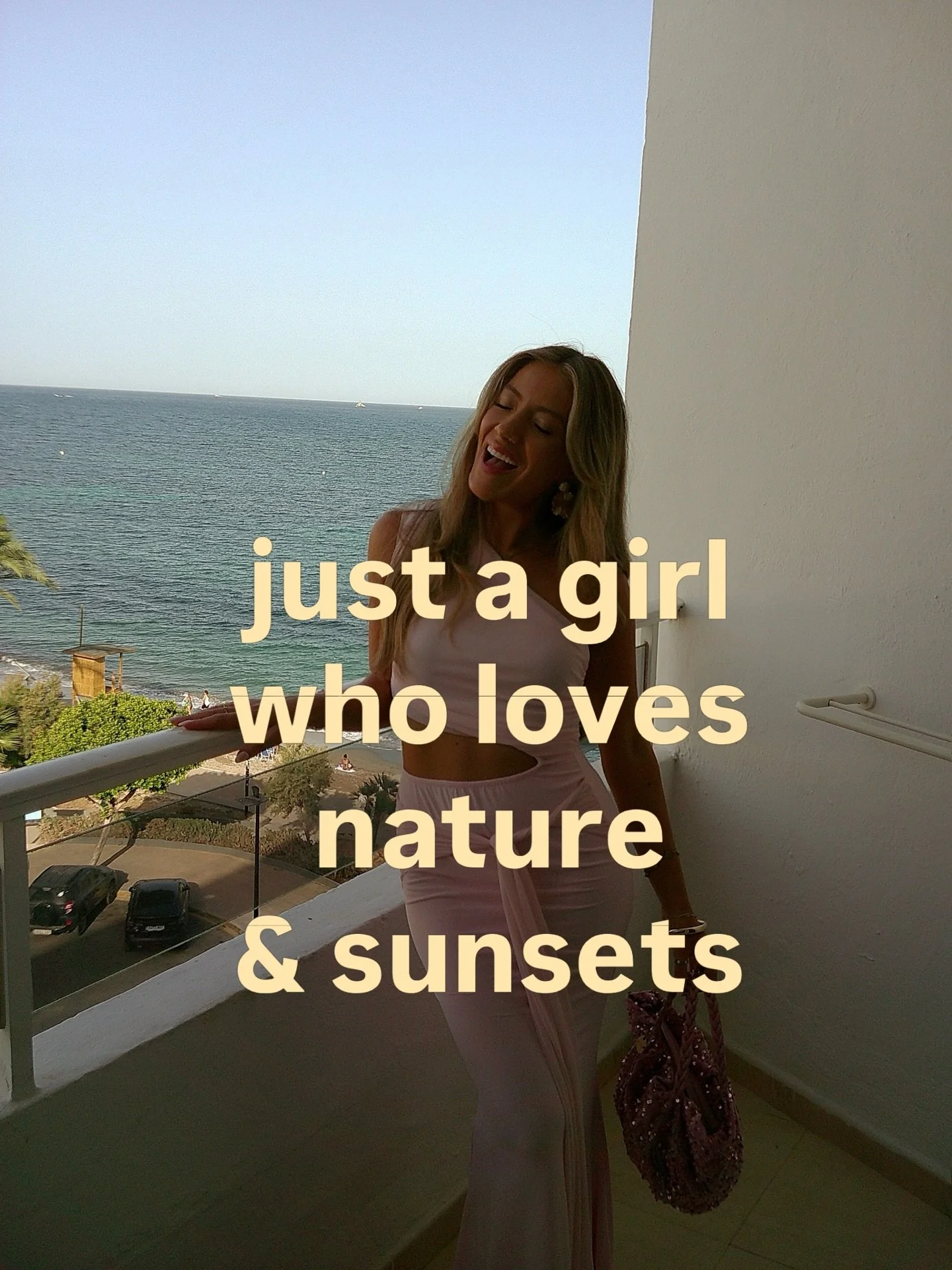 alwayssssss🌅🌷🌿🎨 noticing the beauty in nature helps to remind you of what&rsquo;s most important 🧡 staying present &amp; focusing on the good, 💓 we&rsquo;re also so lucky to witness some of the most beautiful sunsets in summer 💘 those pink ski