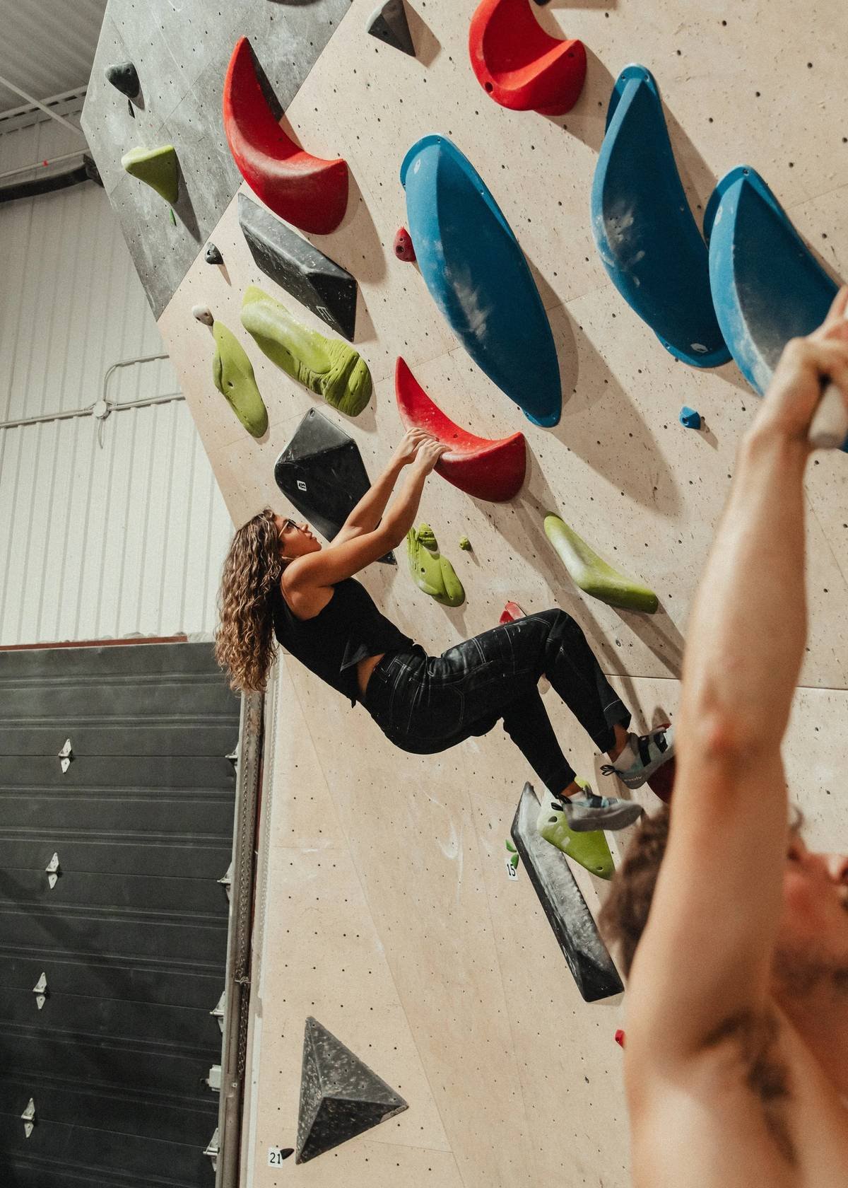 Grimpeuse sur un mur de bloc incliné au Hook