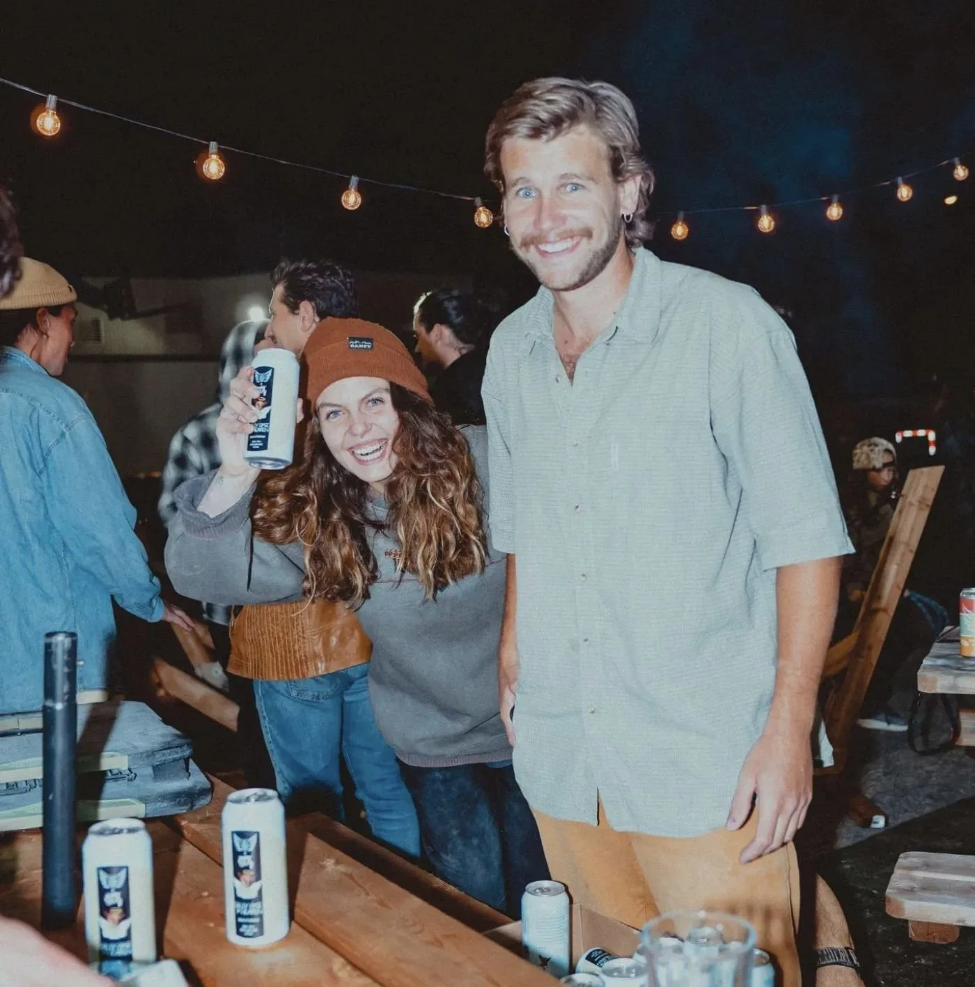 Amis qui trinquent au bistro-bar du Hook en soirée