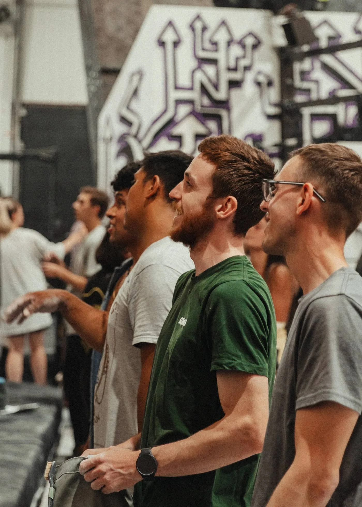 Groupe de grimpeurs qui observent un bloc ensemble au Hook