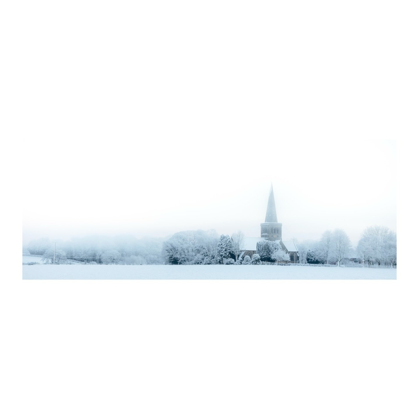 Back out again with my camera for a snowy morning in Sandbach after more snowfall in the night, with the moon still up. Worth the early start though, even after my hands stopped cooperating ❄️🌙

#landscapephotography #landscapephotographer #englands